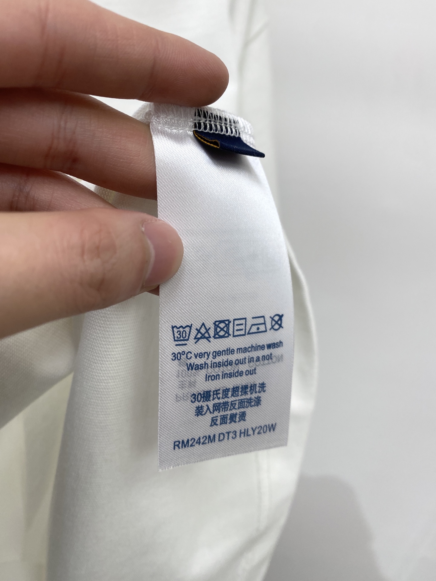 路易威登、2026新品短袖T恤，帅气时尚，简约百搭款。胸前精致刺绣字母logo，面料棉 不仅挺括，保持潮