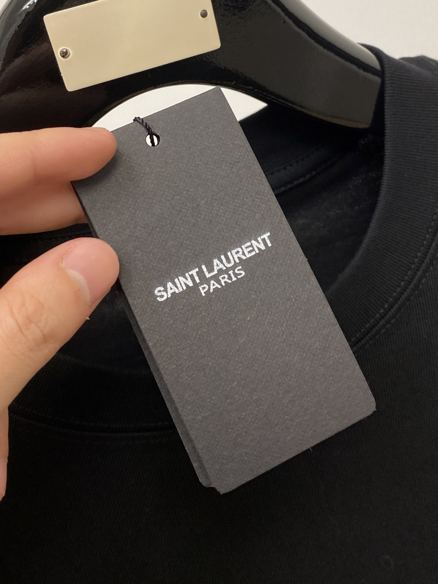 YSL 圣罗兰、2026新品短袖T恤，帅气时尚，简约百搭款。胸前精致刺绣字母logo，面料棉 不仅挺括，