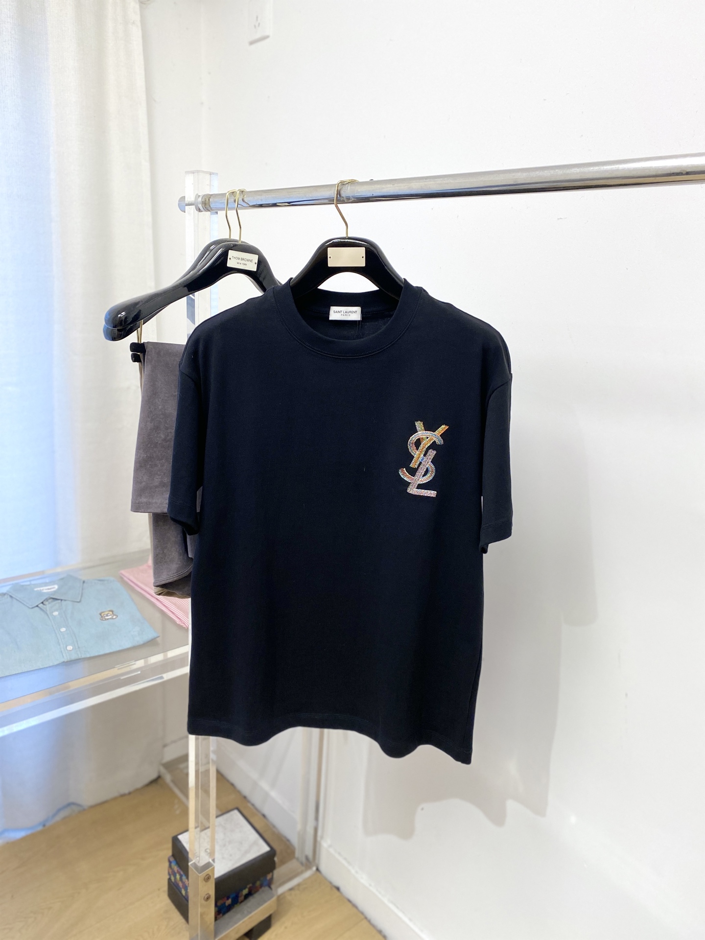 YSL 圣罗兰、2026新品短袖T恤，帅气时尚，简约百搭款。胸前精致刺绣字母logo，面料棉 不仅挺括，