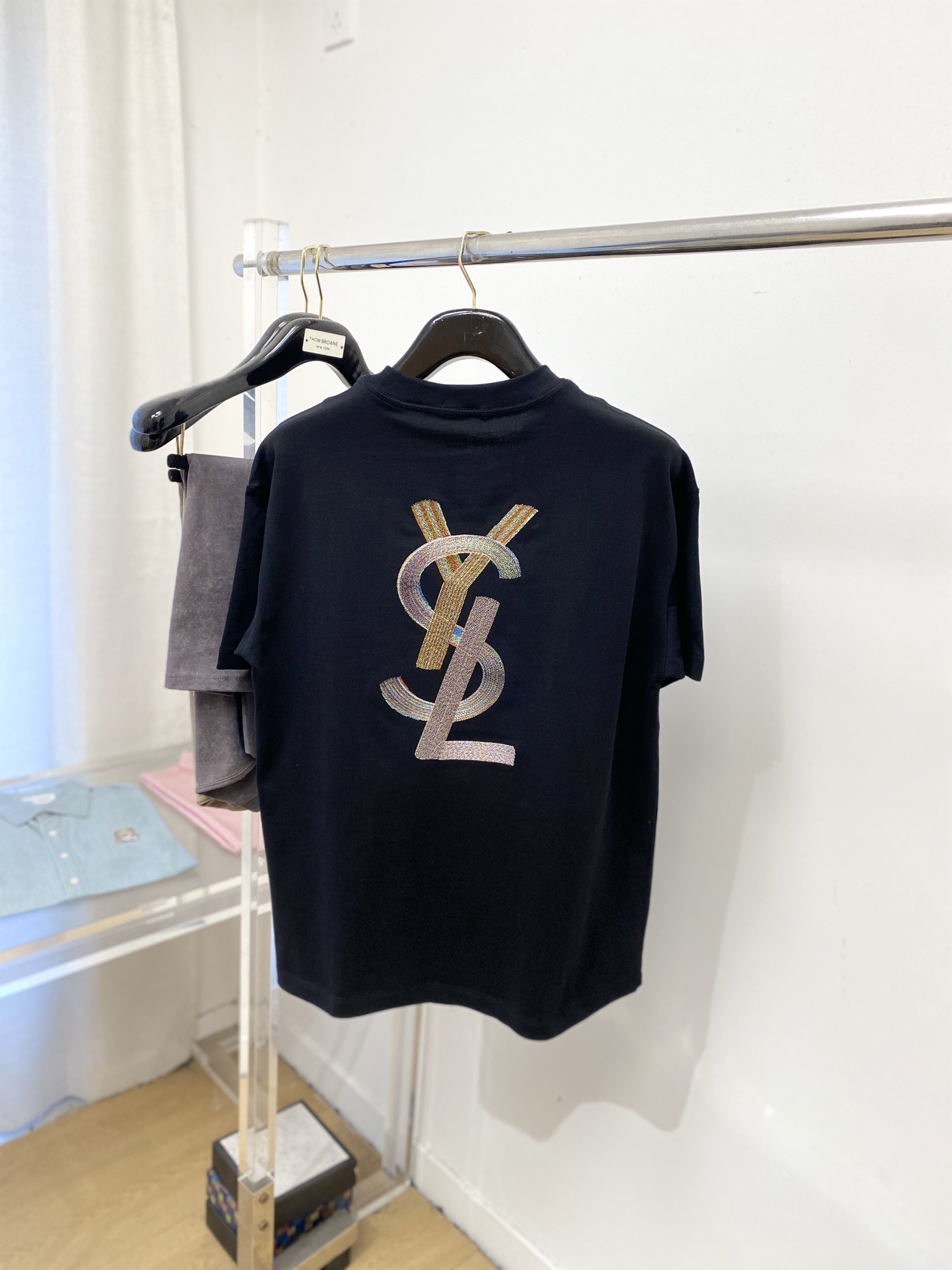 YSL 圣罗兰、2026新品短袖T恤，帅气时尚，简约百搭款。胸前精致刺绣字母logo，面料棉 不仅挺括，