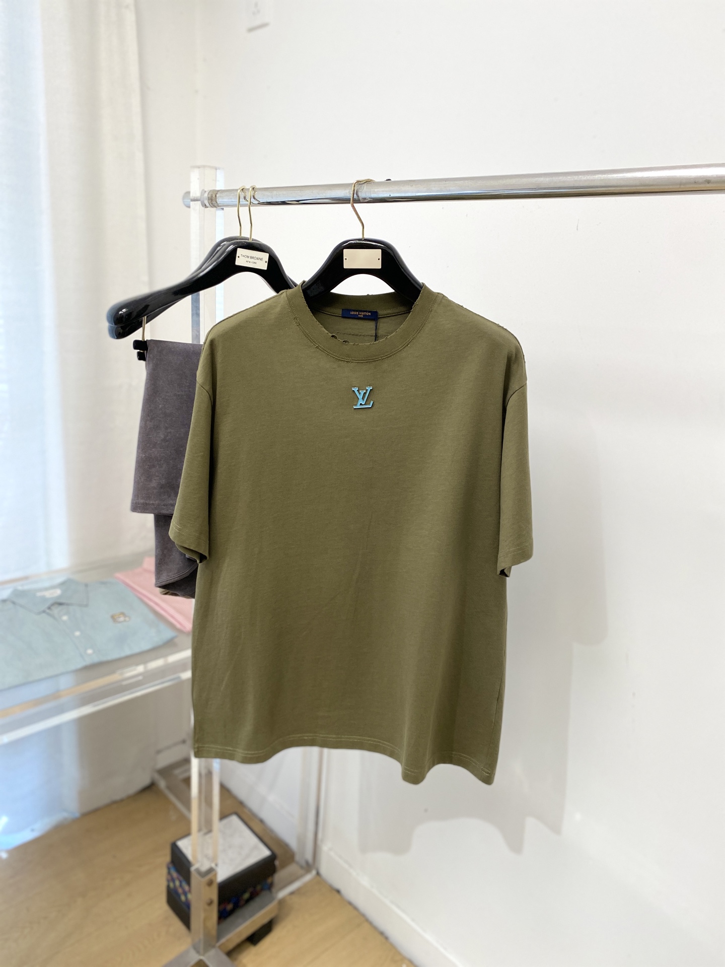 NO:735244,Louis Vuitton, 2026 new short-sleeved T-shirt, handsome and fashionable, simple and versatile. The hardware is decorated with letter logo on the chest. The fabric is cotton. It is not only crisp and maintains the trendy silhouette, but also comfortable to wear. The yarn is more delicate. Size S-XL, Louis Vuitton, T-shirt, tees, t-shirt,19860909路易威登、2026新品短袖T恤,帅气时尚,简约百搭款.胸前五金装饰字母logo,面料棉 不仅挺括,保持潮流的廓形,又穿着舒适,纱织更细腻,码数S-XL,,louis vuitton,T-shirt,tees，t-shirt,,Men's clothing