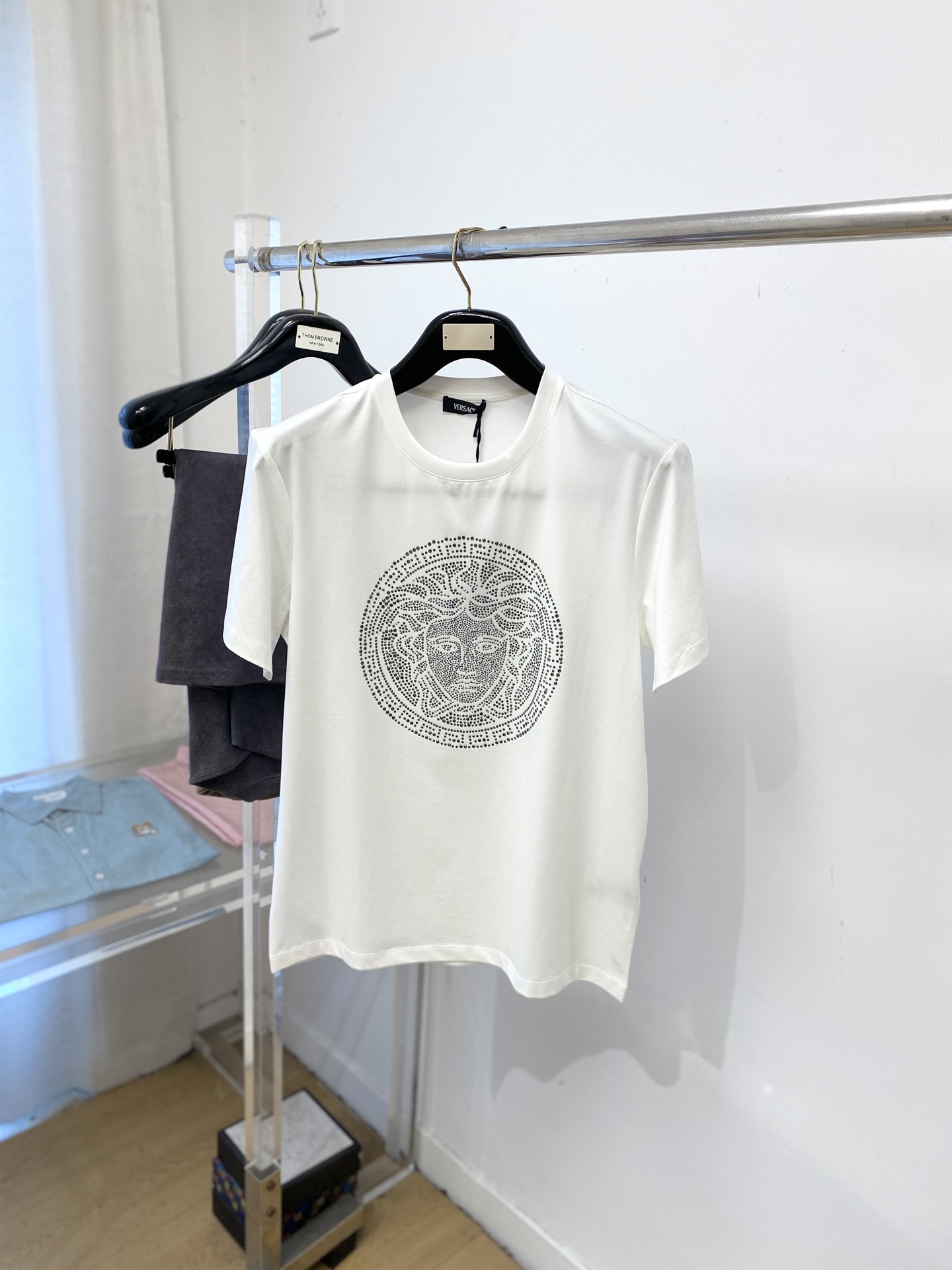 NO:735249,Versace, 2026 new short-sleeved T-shirt, handsome and fashionable, simple and versatile. Top-notch rhinestone pattern logo on the chest. The fabric is cotton. It is not only crisp and maintains the trendy silhouette, but also comfortable to wear. The yarn is more delicate. Size S-3XL, versace, T-shirt, tees, t-shirt,19860909范思哲、2026新品短袖T恤,帅气时尚,简约百搭款.胸前顶级烫钻图案logo,面料棉 不仅挺括,保持潮流的廓形,又穿着舒适,纱织更细腻,码数S-3XL,,versace,T-shirt,tees，t-shirt,,Men's clothing