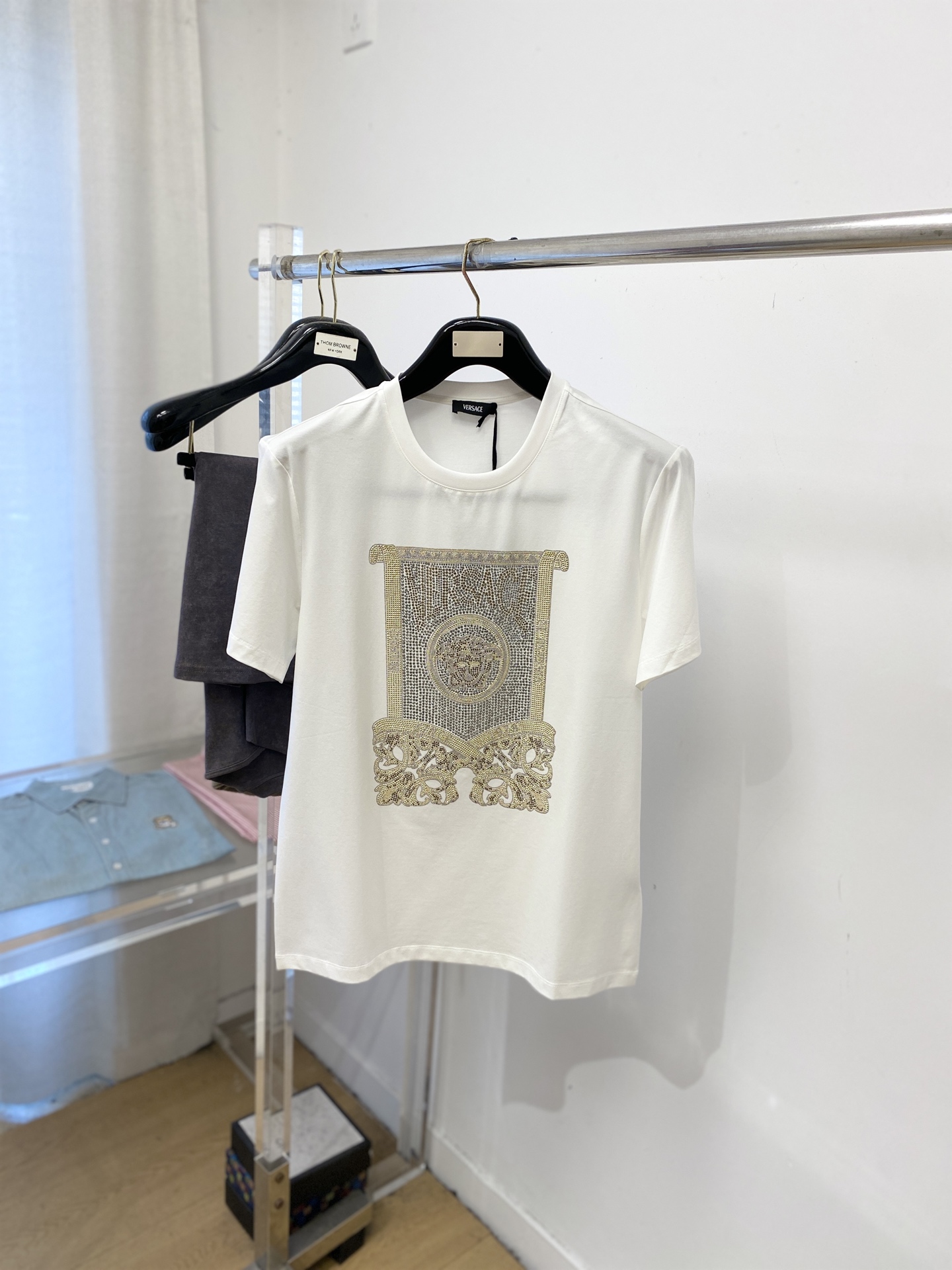 NO:735255,Versace, 2026 new short-sleeved T-shirt, handsome and fashionable, simple and versatile. Top-notch rhinestone letter pattern logo on the chest. The fabric is cotton. It is not only crisp and maintains the trendy silhouette, but also comfortable to wear. The yarn is more delicate. Size S-3XL,,versace,T-shirt,tees,t-shirt,19860909范思哲、2026新品短袖T恤,帅气时尚,简约百搭款.胸前顶级烫钻字母图案logo,面料棉 不仅挺括,保持潮流的廓形,又穿着舒适,纱织更细腻,码数S-3XL,,versace,T-shirt,tees，t-shirt,,Men's clothing