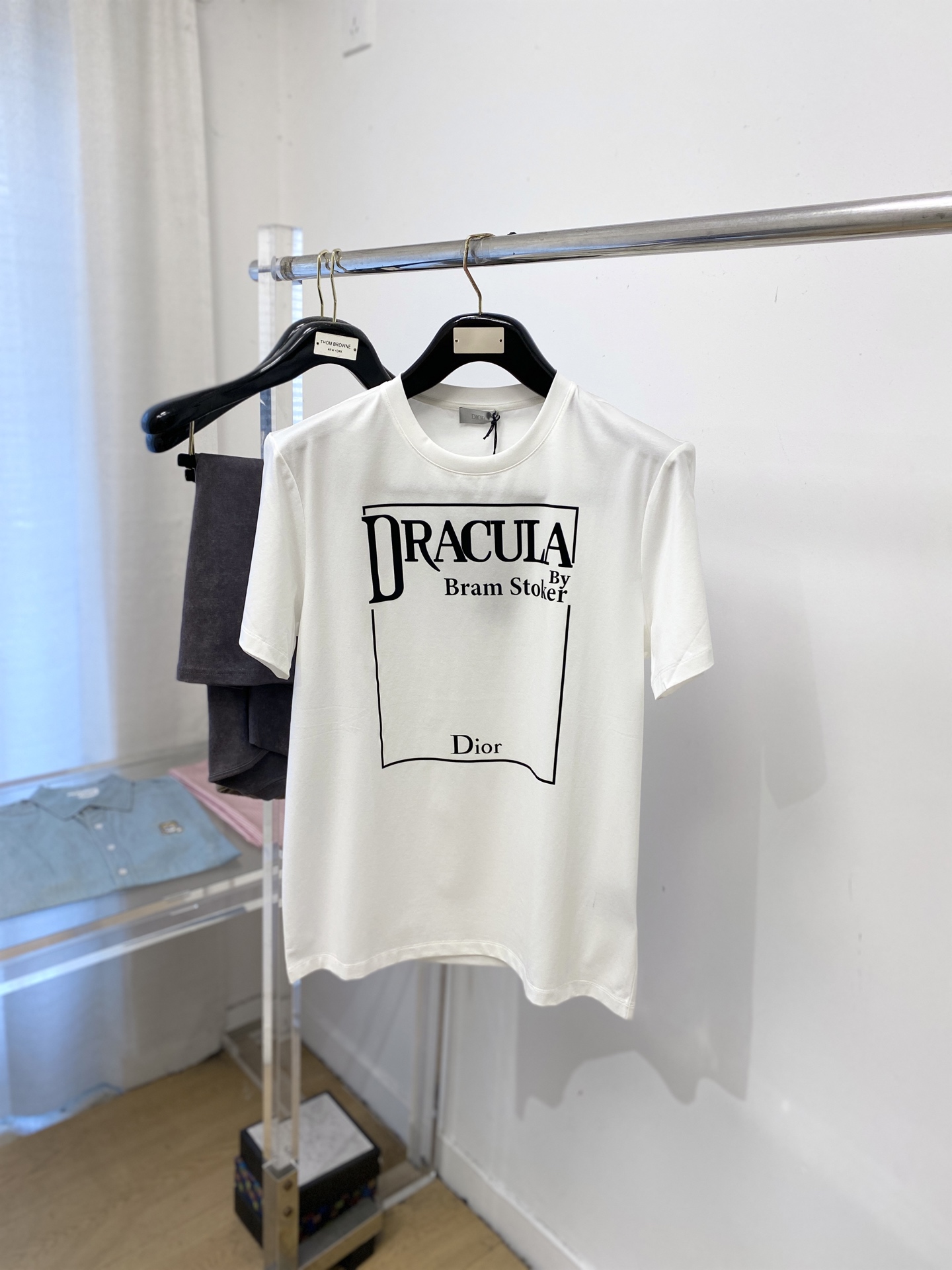 NO:735260,Dior, 2026 new short-sleeved T-shirt, handsome and fashionable, simple and versatile. Top-quality printed rubber letter logo on the chest. The fabric is cotton. It is not only crisp and maintains the trendy silhouette, but also comfortable to wear. The yarn is more delicate. Size S-3XL, dior, T-shirt, tees, t-shirt,19860909迪奥、2026新品短袖T恤,帅气时尚,简约百搭款.胸前顶级印胶字母logo,面料棉 不仅挺括,保持潮流的廓形,又穿着舒适,纱织更细腻,码数S-3XL,,dior,T-shirt,tees，t-shirt,,Men's clothing