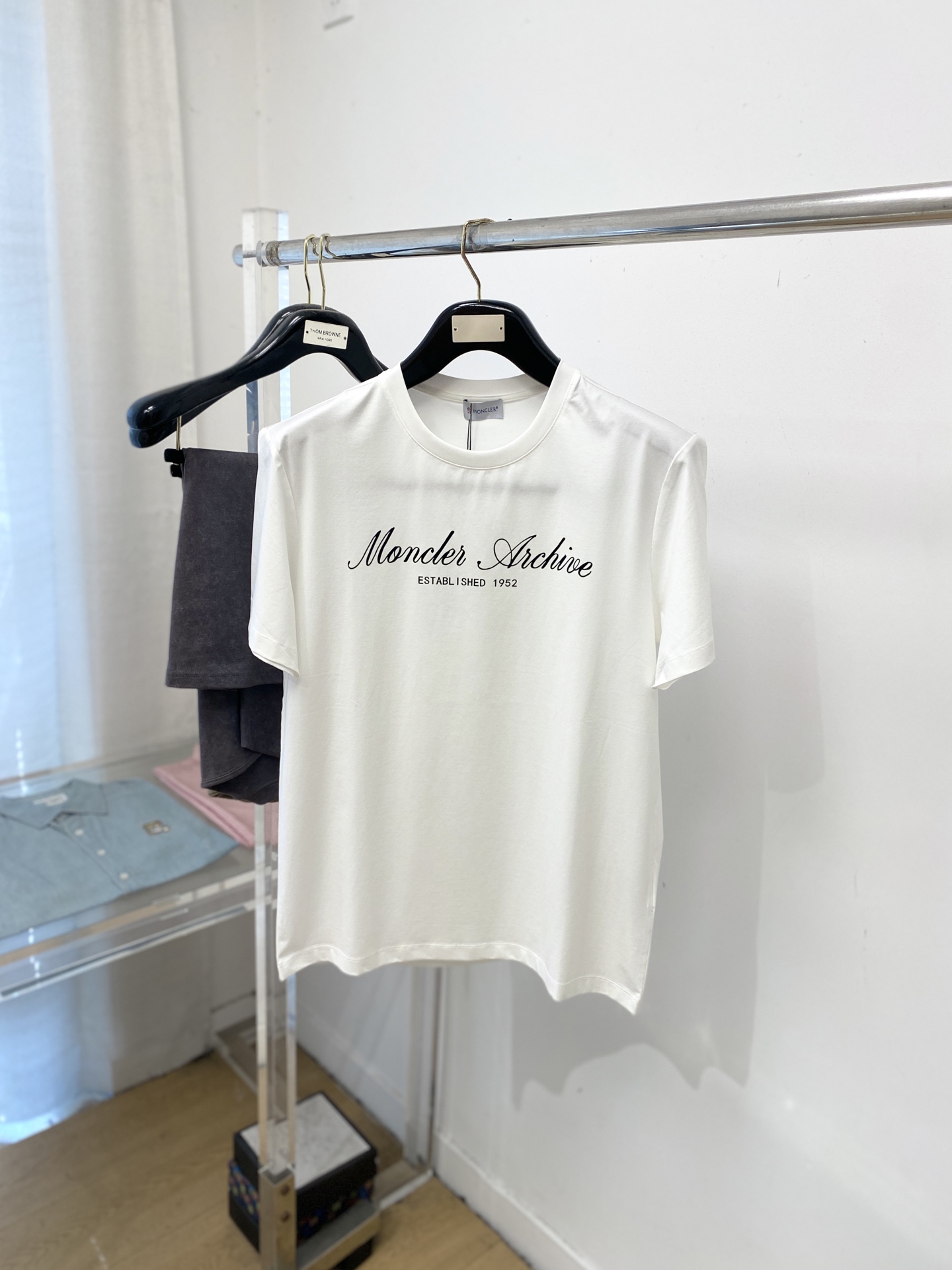 NO:735269,Meng Mouth, 2026 new short-sleeved T-shirt, handsome and fashionable, simple and versatile. Exquisitely embroidered letter logo on the chest. The fabric is cotton. It is not only crisp and maintains the trendy silhouette, but also comfortable to wear. The yarn is more delicate. Size S-3XL, Moncler, T-shirt, tees, t-shirt,19860909蒙口、2026新品短袖T恤,帅气时尚,简约百搭款.胸前精致刺绣字母logo,面料棉 不仅挺括,保持潮流的廓形,又穿着舒适,纱织更细腻,码数S-3XL,,Moncler,T-shirt,tees，t-shirt,,Men's clothing