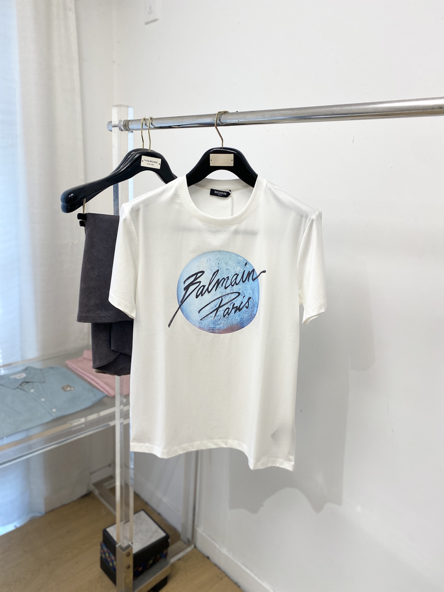 NO:735274,BALMAIN, 2026 new short-sleeved T-shirt, handsome and fashionable, simple and versatile. Top-notch printed letter logo on the chest. The fabric is cotton. It is not only crisp and maintains the trendy silhouette, but also comfortable to wear. The yarn is more delicate. Size S-3XL, balmain, balmain, T-shirt, tees, t-shirt,19860909BALMAIN 巴尔曼、2026新品短袖T恤,帅气时尚,简约百搭款.胸前顶级印花图案字母logo,面料棉 不仅挺括,保持潮流的廓形,又穿着舒适,纱织更细腻,码数S-3XL,,balmain,balmain,T-shirt,tees，t-shirt,,Men's clothing