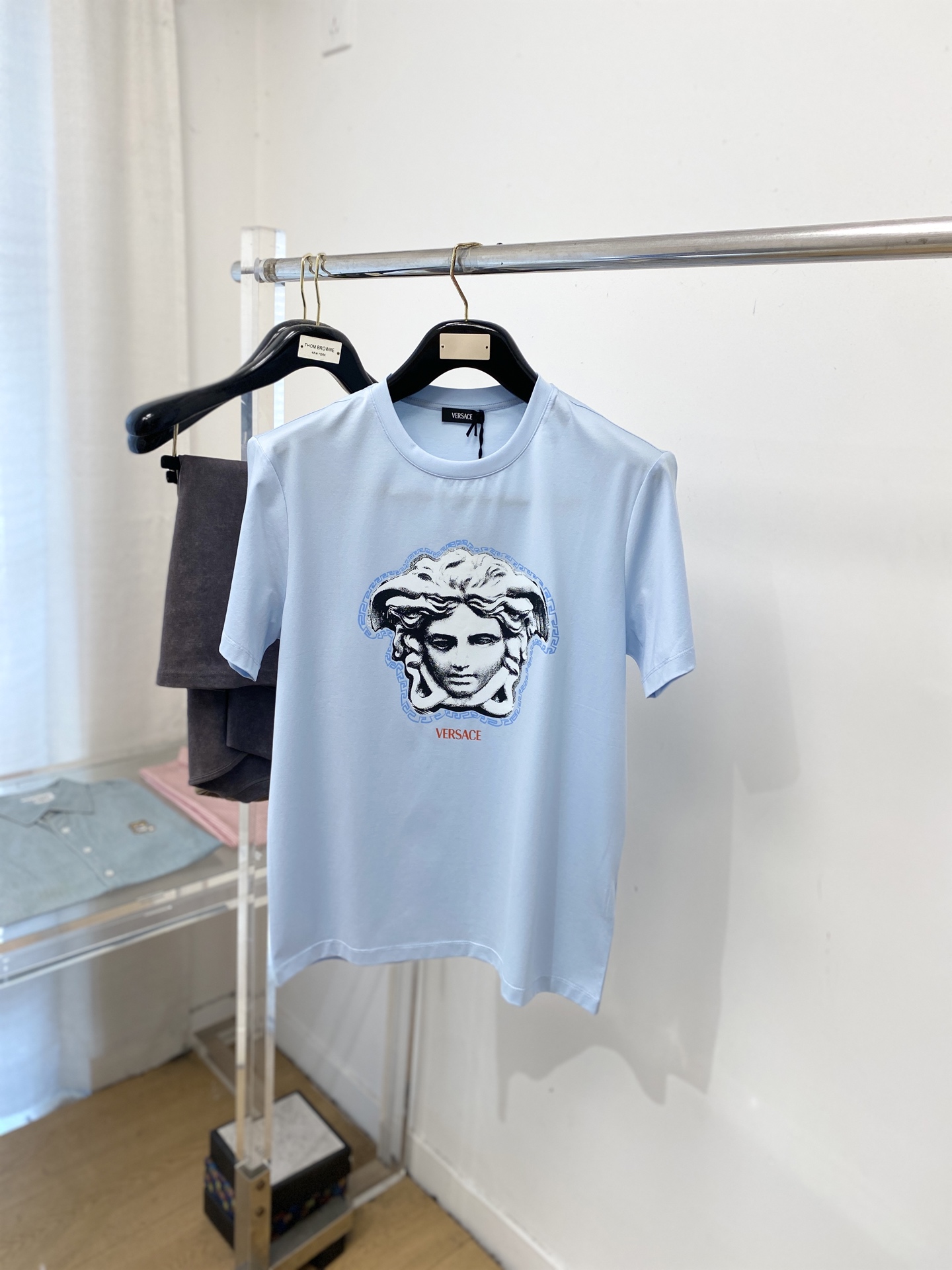 NO:735280,Versace, 2026 new short-sleeved T-shirt, handsome and fashionable, simple and versatile. Top-notch printed letter logo on the chest. The fabric is cotton. It is not only crisp and maintains the trendy silhouette, but also comfortable to wear. The yarn is more delicate. Size S-3XL, versace, T-shirt, tees, t-shirt,19860909范思哲、2026新品短袖T恤,帅气时尚,简约百搭款.胸前顶级印花图案字母logo,面料棉 不仅挺括,保持潮流的廓形,又穿着舒适,纱织更细腻,码数S-3XL,,versace,T-shirt,tees，t-shirt,,Men's clothing