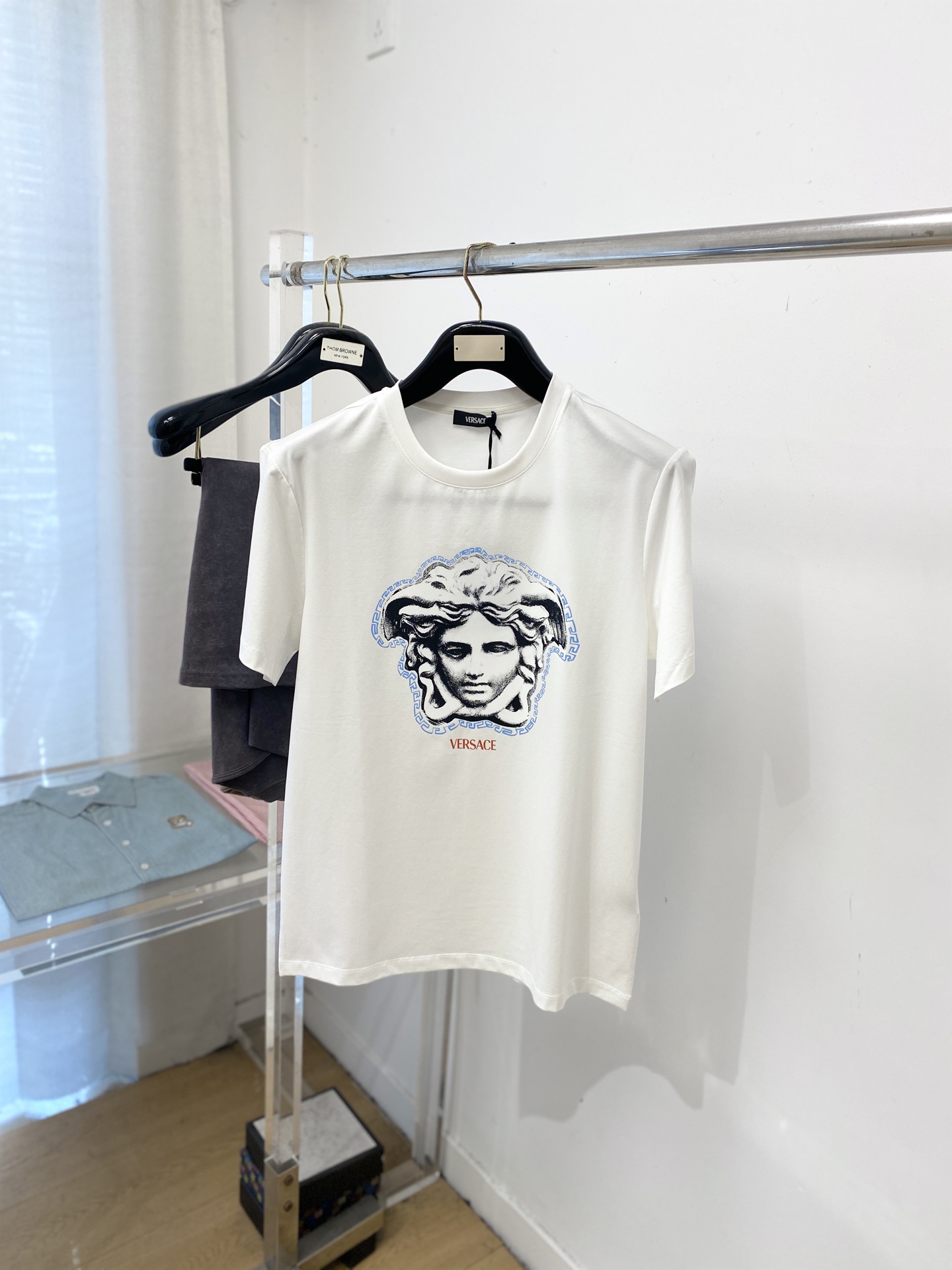 NO:735285,Versace, 2026 new short-sleeved T-shirt, handsome and fashionable, simple and versatile. Top-quality printed letter logo on the chest. The fabric is cotton. It is not only crisp and maintains the trendy silhouette, but also comfortable to wear. The yarn is more delicate. Size S-XL, versace, T-shirt, tees, t-shirt,19860909范思哲、2026新品短袖T恤,帅气时尚,简约百搭款.胸前顶级印花图案字母logo,面料棉 不仅挺括,保持潮流的廓形,又穿着舒适,纱织更细腻,码数S-XL,,versace,T-shirt,tees，t-shirt,,Men's clothing