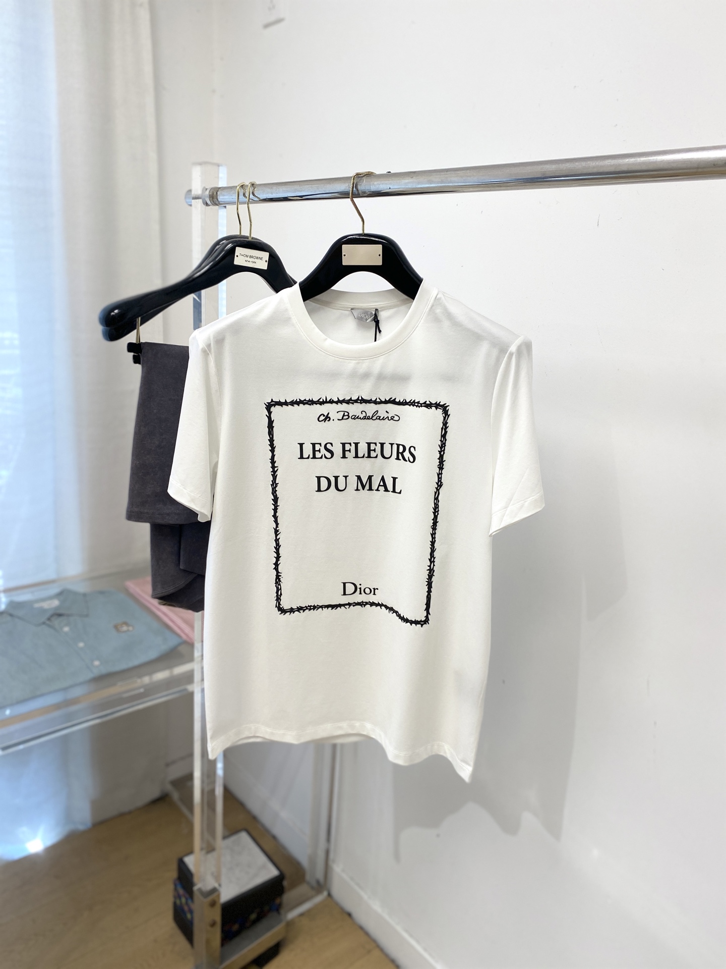 NO:735290,Dior, 2026 new short-sleeved T-shirt, handsome and fashionable, simple and versatile. Top-quality foamed letter logo on the chest. The fabric is cotton. It is not only crisp and maintains the trendy silhouette, but also comfortable to wear. The yarn is more delicate. Size S-XL, dior, T-shirt, tees, t-shirt,19860909迪奥、2026新品短袖T恤,帅气时尚,简约百搭款.胸前顶级发泡字母logo,面料棉 不仅挺括,保持潮流的廓形,又穿着舒适,纱织更细腻,码数S-XL,,dior,T-shirt,tees，t-shirt,,Men's clothing