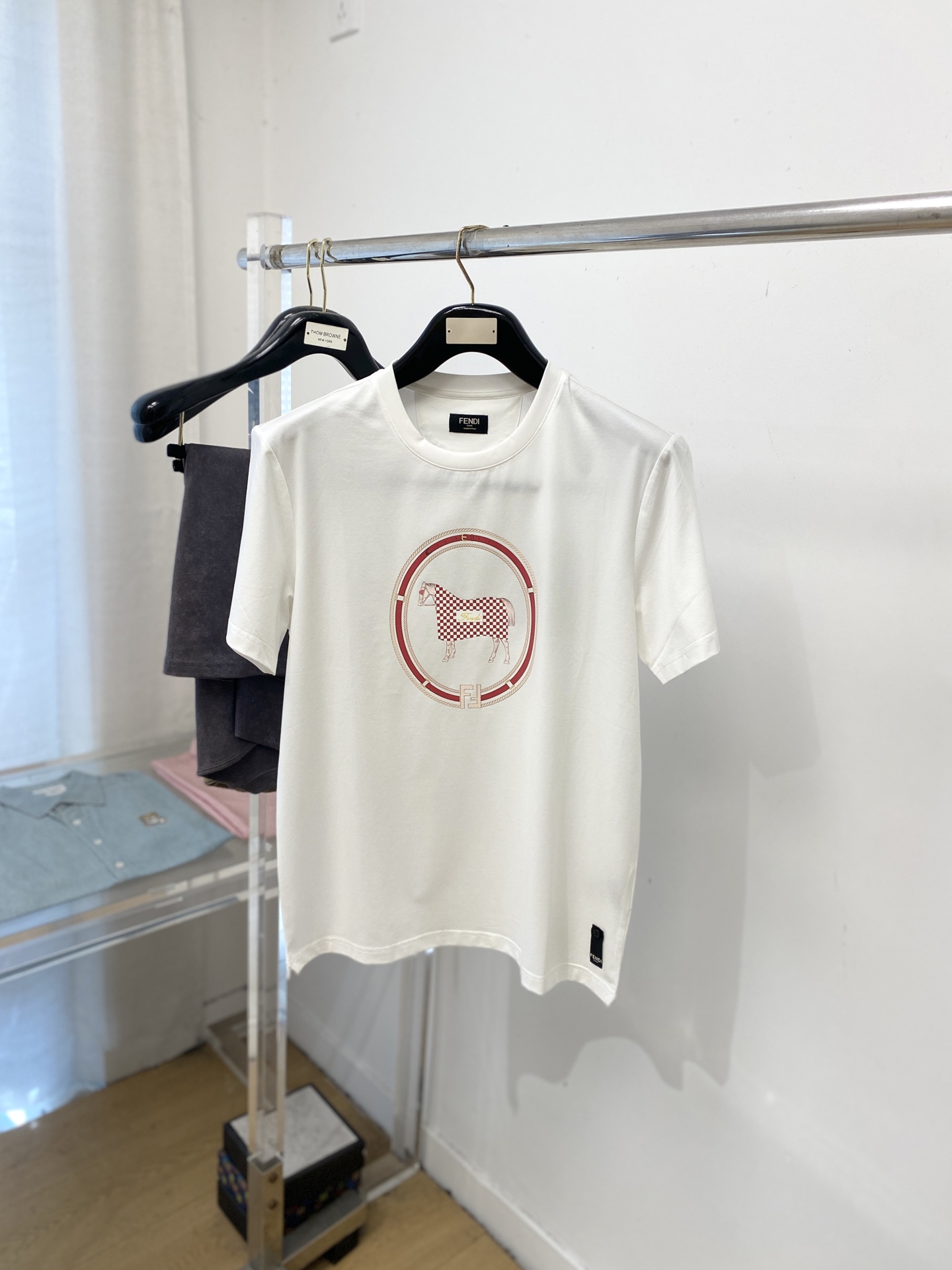 NO:735295,Fendi, 2026 new short-sleeved T-shirt, handsome and fashionable, simple and versatile. Top-notch printed letter logo on the chest. The fabric is cotton. It is not only crisp and maintains the trendy silhouette, but also comfortable to wear. The yarn is more delicate. Size S-3XL,,fendi,T-shirt,tees,t-shirt,19860909芬迪、2026新品短袖T恤,帅气时尚,简约百搭款.胸前顶级印花图案字母logo,面料棉 不仅挺括,保持潮流的廓形,又穿着舒适,纱织更细腻,码数S-3XL,,fendi,T-shirt,tees，t-shirt,,Men's clothing