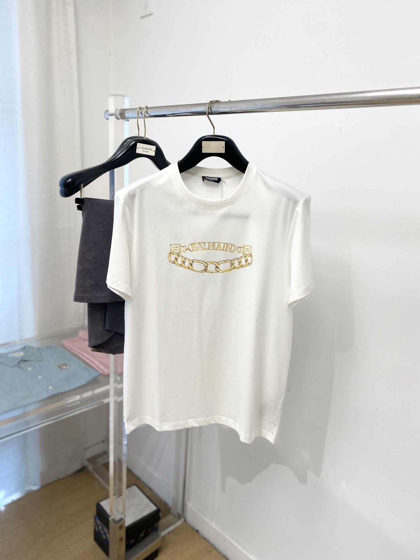 NO:735300,BALMAIN, 2026 new short-sleeved T-shirt, handsome and fashionable, simple and versatile. Top-notch printed letter logo on the chest. The fabric is cotton. It is not only crisp and maintains the trendy silhouette, but also comfortable to wear. The yarn is more delicate. Size S-3XL, balmain, balmain, T-shirt, tees, t-shirt,19860909BALMAIN 巴尔曼、2026新品短袖T恤,帅气时尚,简约百搭款.胸前顶级印花图案字母logo,面料棉 不仅挺括,保持潮流的廓形,又穿着舒适,纱织更细腻,码数S-3XL,,balmain,balmain,T-shirt,tees，t-shirt,,Men's clothing