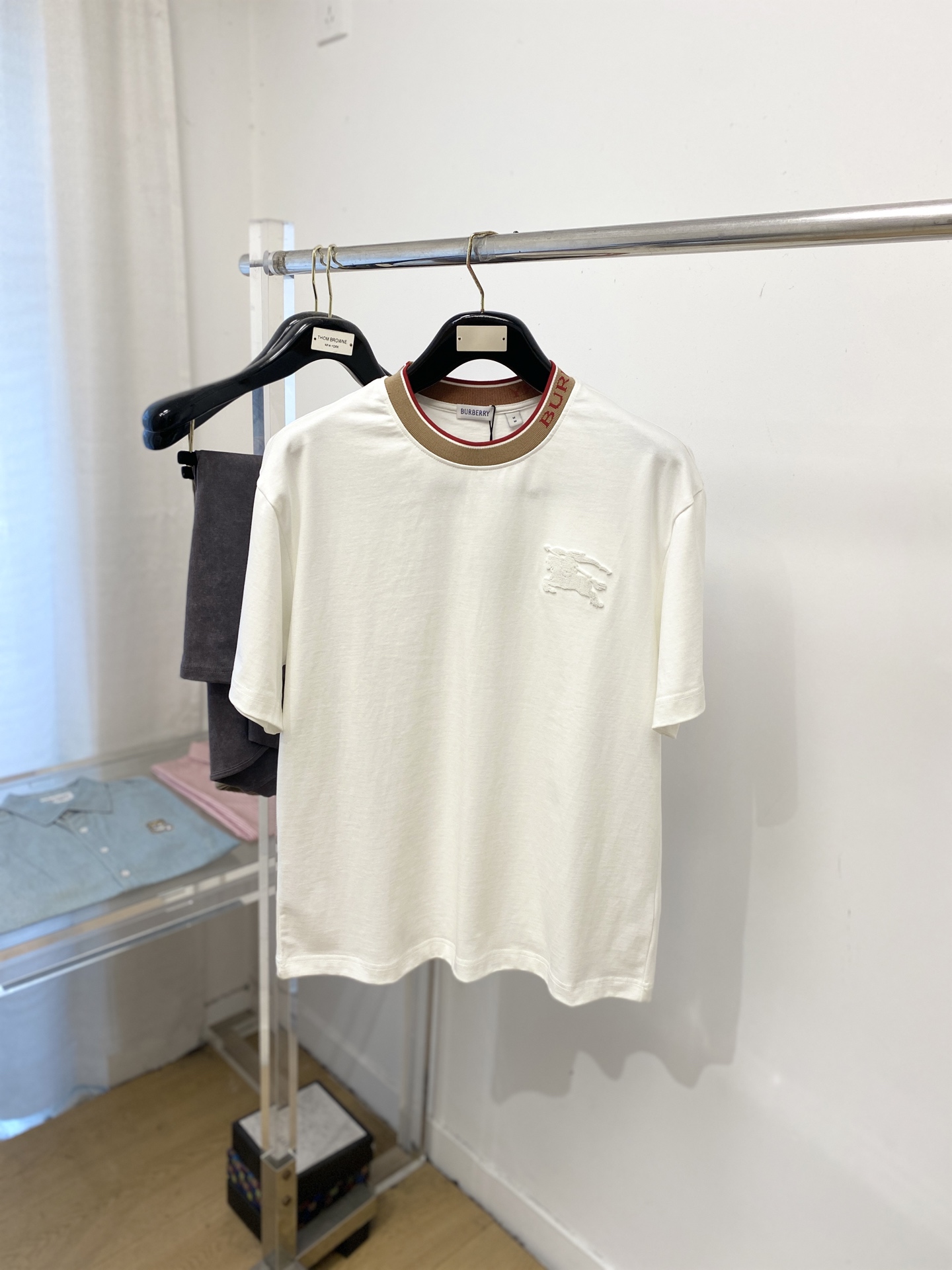 NO:735303,Burberry, 2026 new short-sleeved T-shirt, handsome and fashionable, simple and versatile. Exquisite embroidered logo on the chest. The fabric is cotton. It is not only crisp and maintains the trendy silhouette, but also comfortable to wear. The yarn is more delicate. Size S-XL, burberry, T-shirt, tees, t-shirt,19860909巴宝莉、2026新品短袖T恤,帅气时尚,简约百搭款.胸前精致刺绣图案logo,面料棉 不仅挺括,保持潮流的廓形,又穿着舒适,纱织更细腻,码数S-XL,,burberry,T-shirt,tees，t-shirt,,Men's clothing