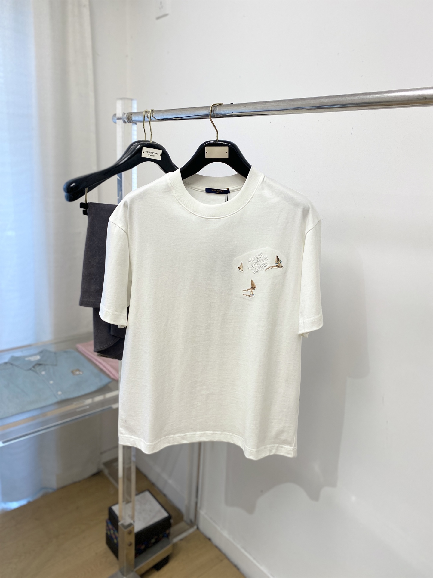 NO:735266,Loewe, 2026 new short-sleeved T-shirt, handsome and fashionable, simple and versatile. Exquisitely embroidered letter logo on the chest. The fabric is cotton. It is not only crisp and maintains the trendy silhouette, but also comfortable to wear. The yarn is more delicate. Size S-XL, loewe, T-shirt, tees, t-shirt,19860909罗意威、2026新品短袖T恤,帅气时尚,简约百搭款.胸前精致刺绣图案字母logo,面料棉 不仅挺括,保持潮流的廓形,又穿着舒适,纱织更细腻,码数S-XL,,loewe,T-shirt,tees，t-shirt,,Men's clothing