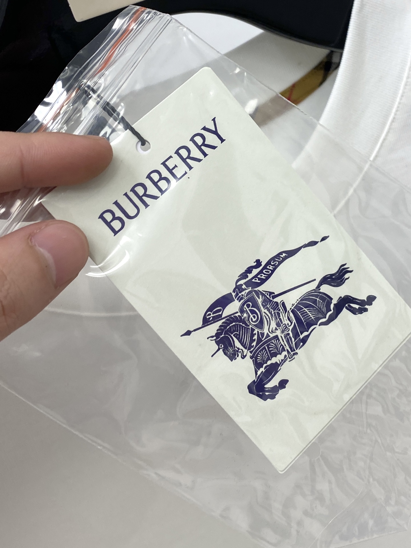 巴宝莉、2026新品短袖T恤，帅气时尚，简约百搭款。胸前精致刺绣图案logo，面料棉 不仅挺括，保持潮流