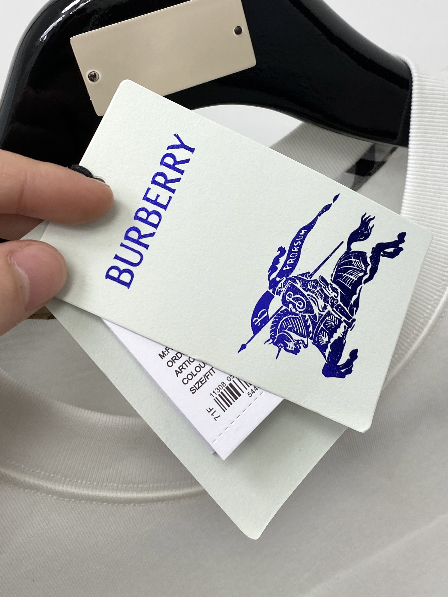 巴宝莉、2026新品短袖T恤，帅气时尚，简约百搭款。胸口精致刺绣图案字母logo，面料棉 不仅挺括，保持