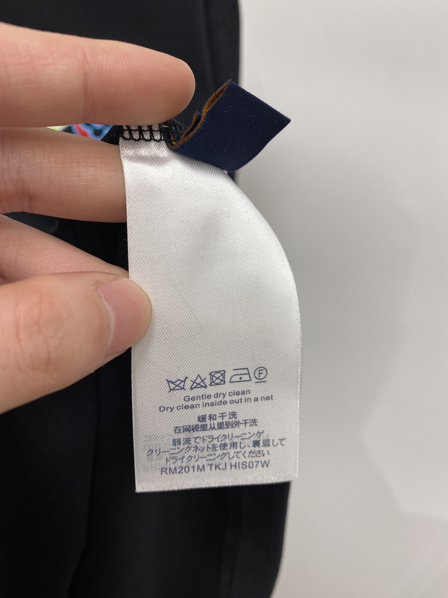 路易威登、2026新品短袖T恤，帅气时尚，简约百搭款。胸前精致刺绣图案字母logo，面料棉 不仅挺括，保