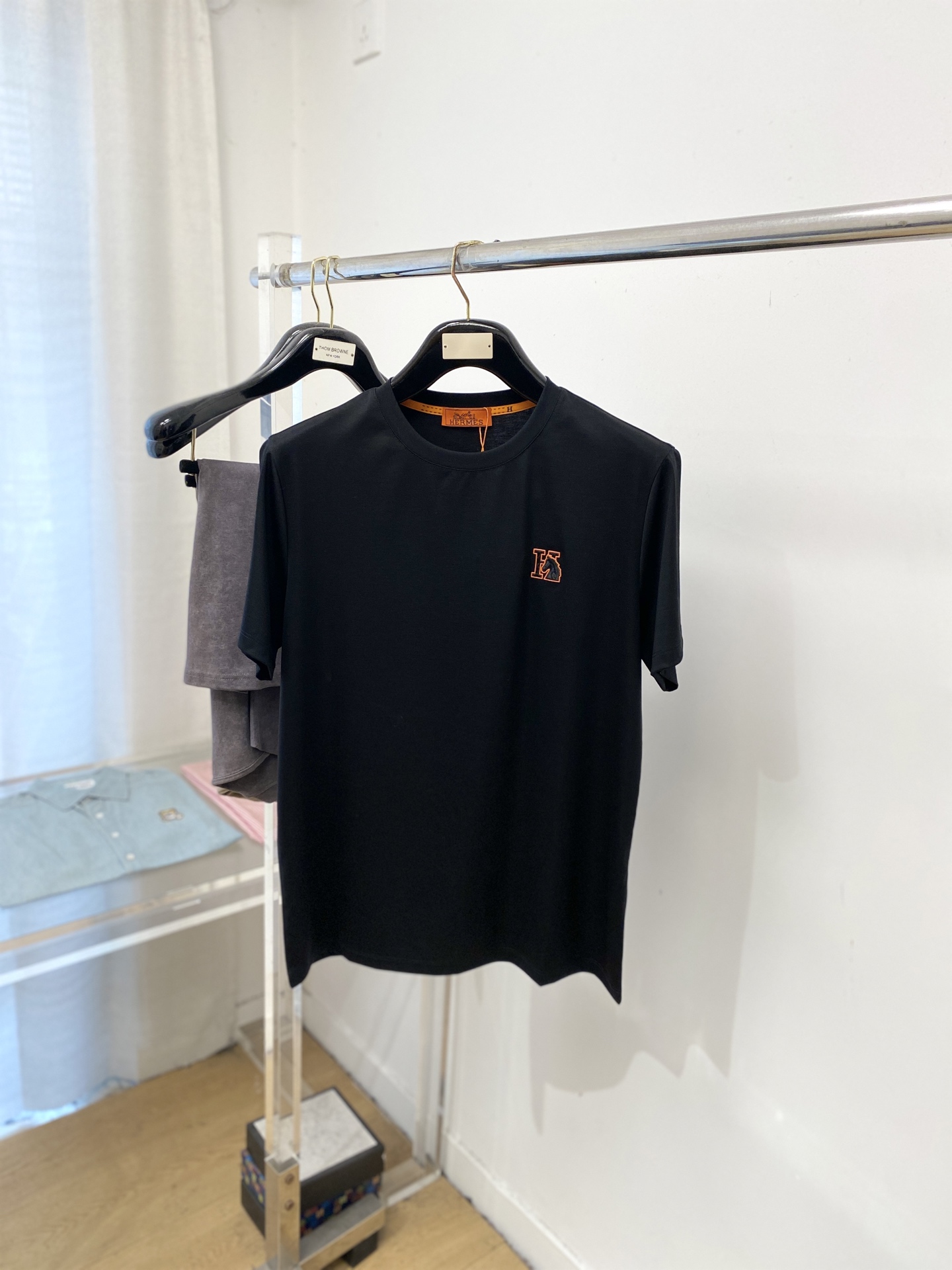 NO:759158,Hermes, 2026 new short-sleeved T-shirt, handsome and fashionable, simple and versatile. Exquisitely embroidered letter logo on the chest. The fabric is cotton. It is not only crisp and maintains the trendy silhouette, but also comfortable to wear. The yarn is more delicate. Size M-3XL, hermes, T-shirt, tees, t-shirt,19860909爱马仕、2026新品短袖T恤,帅气时尚,简约百搭款.胸前精致刺绣图案字母logo,面料棉 不仅挺括,保持潮流的廓形,又穿着舒适,纱织更细腻,码数M-3XL,,hermes,T-shirt,tees，t-shirt,,Men's clothing