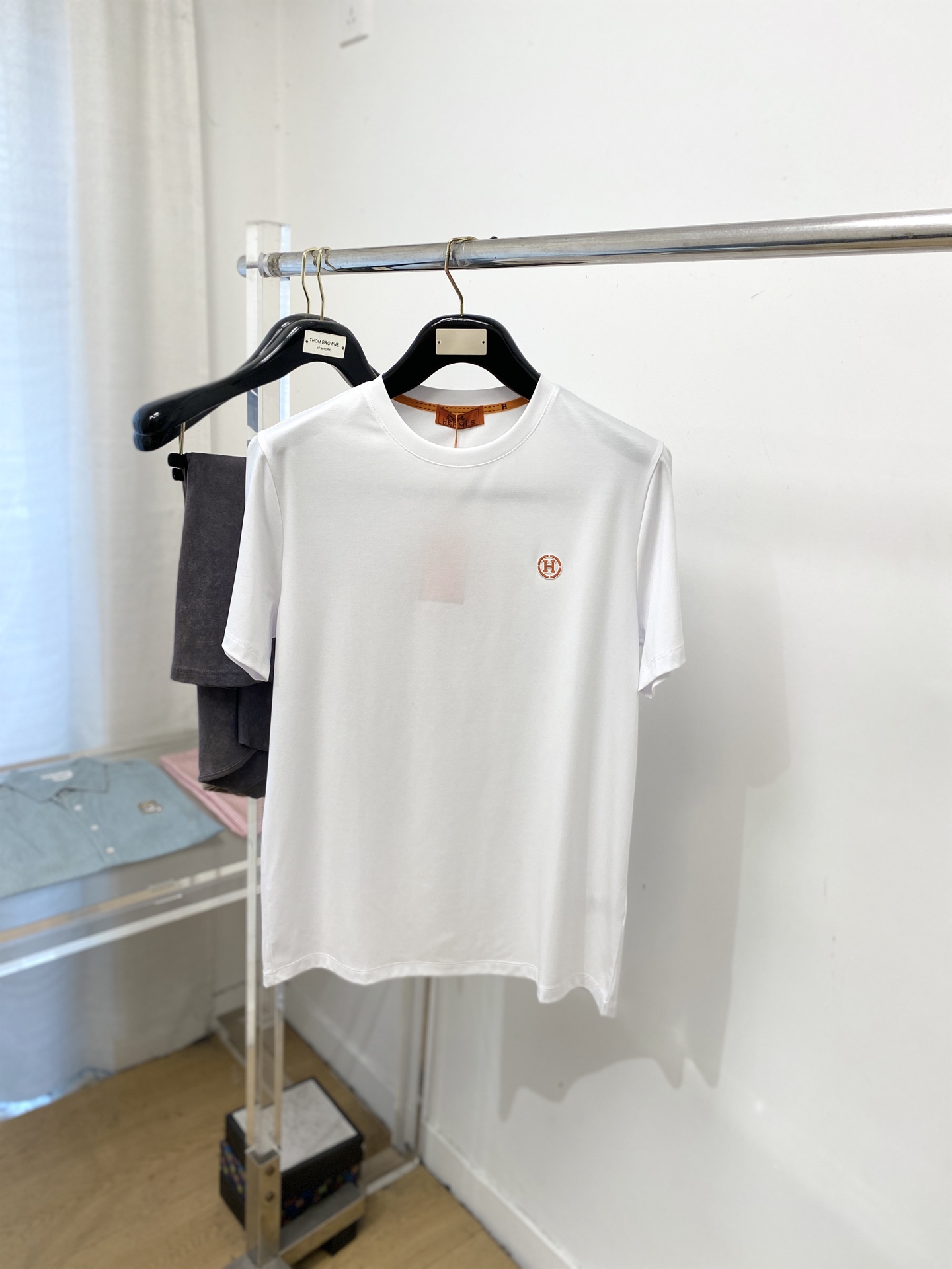 NO:759179,Hermes, 2026 new short-sleeved T-shirt, handsome and fashionable, simple and versatile. Top-quality printed rubber letter logo on the chest. The fabric is cotton. It is not only crisp and maintains the trendy silhouette, but also comfortable to wear. The yarn is more delicate. Size M-3XL, hermes, T-shirt, tees, t-shirt,19860909爱马仕、2026新品短袖T恤,帅气时尚,简约百搭款.胸前顶级印胶字母logo,面料棉 不仅挺括,保持潮流的廓形,又穿着舒适,纱织更细腻,码数M-3XL,,hermes,T-shirt,tees，t-shirt,,Men's clothing