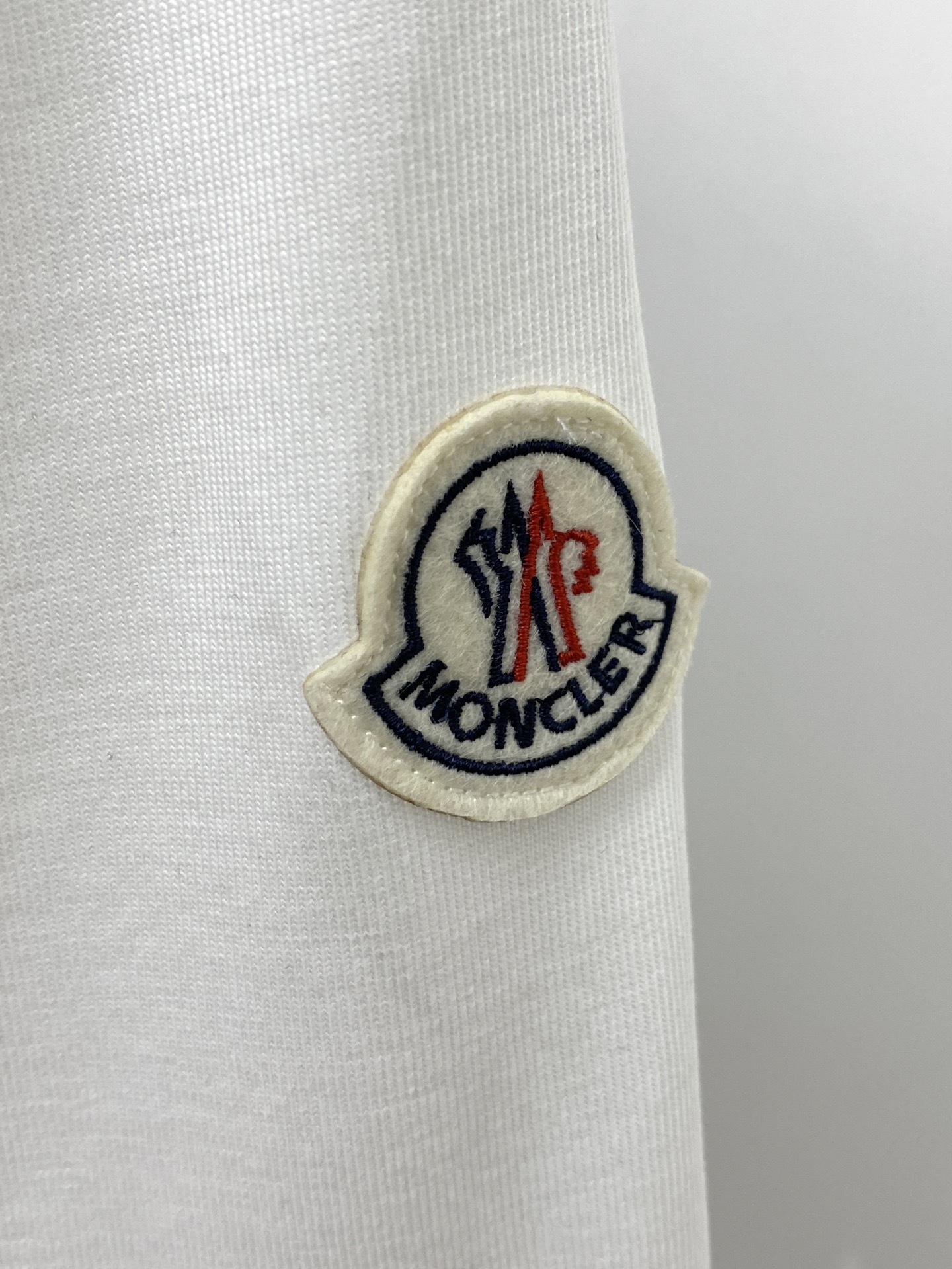 蒙口、2026新品短袖T恤，帅气时尚，简约百搭款。胸前精致刺绣字母logo，面料棉 不仅挺括，保持潮流的