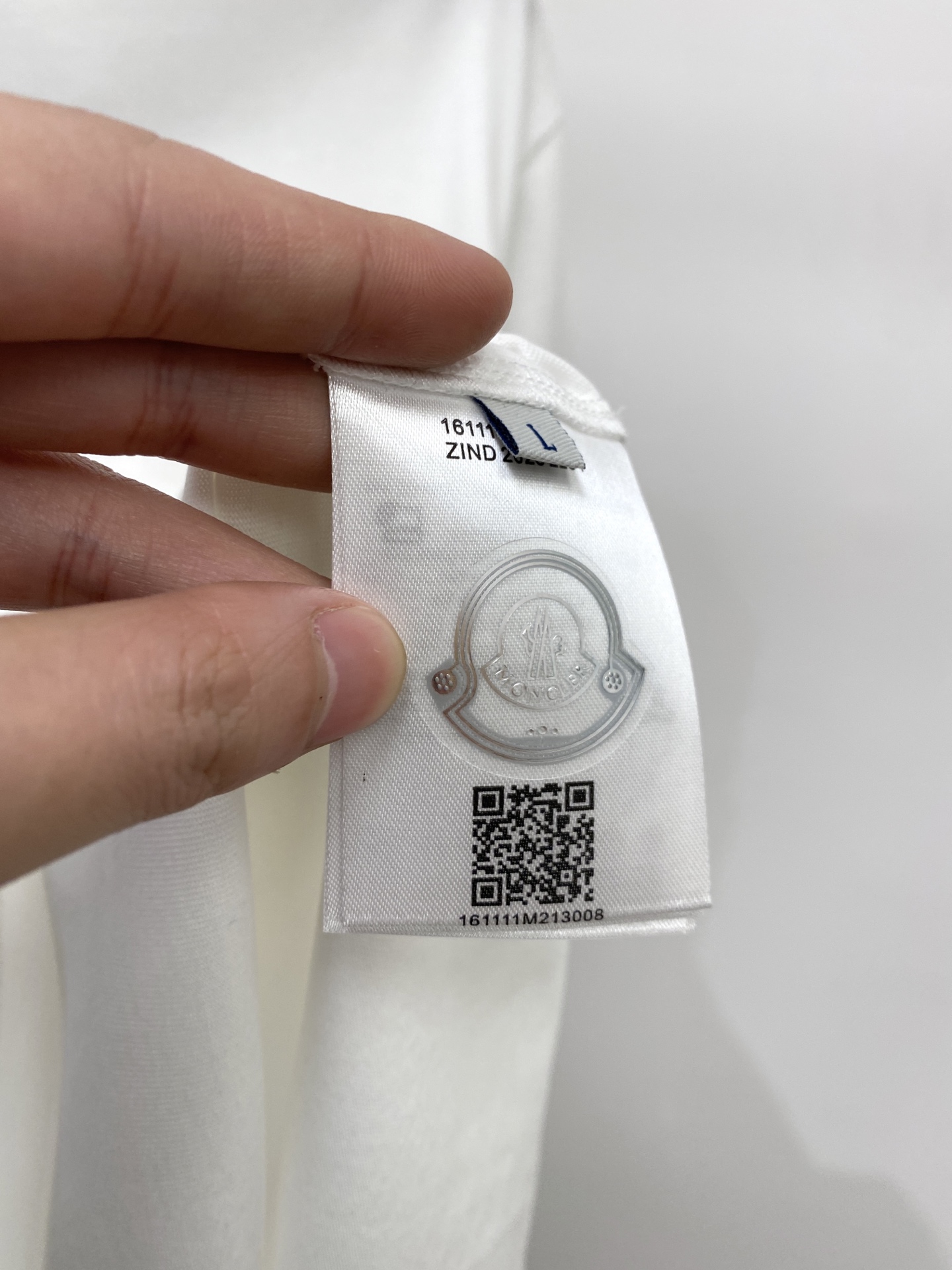 蒙口、2026新品短袖T恤，帅气时尚，简约百搭款。胸前精致刺绣字母logo，面料棉 不仅挺括，保持潮流的