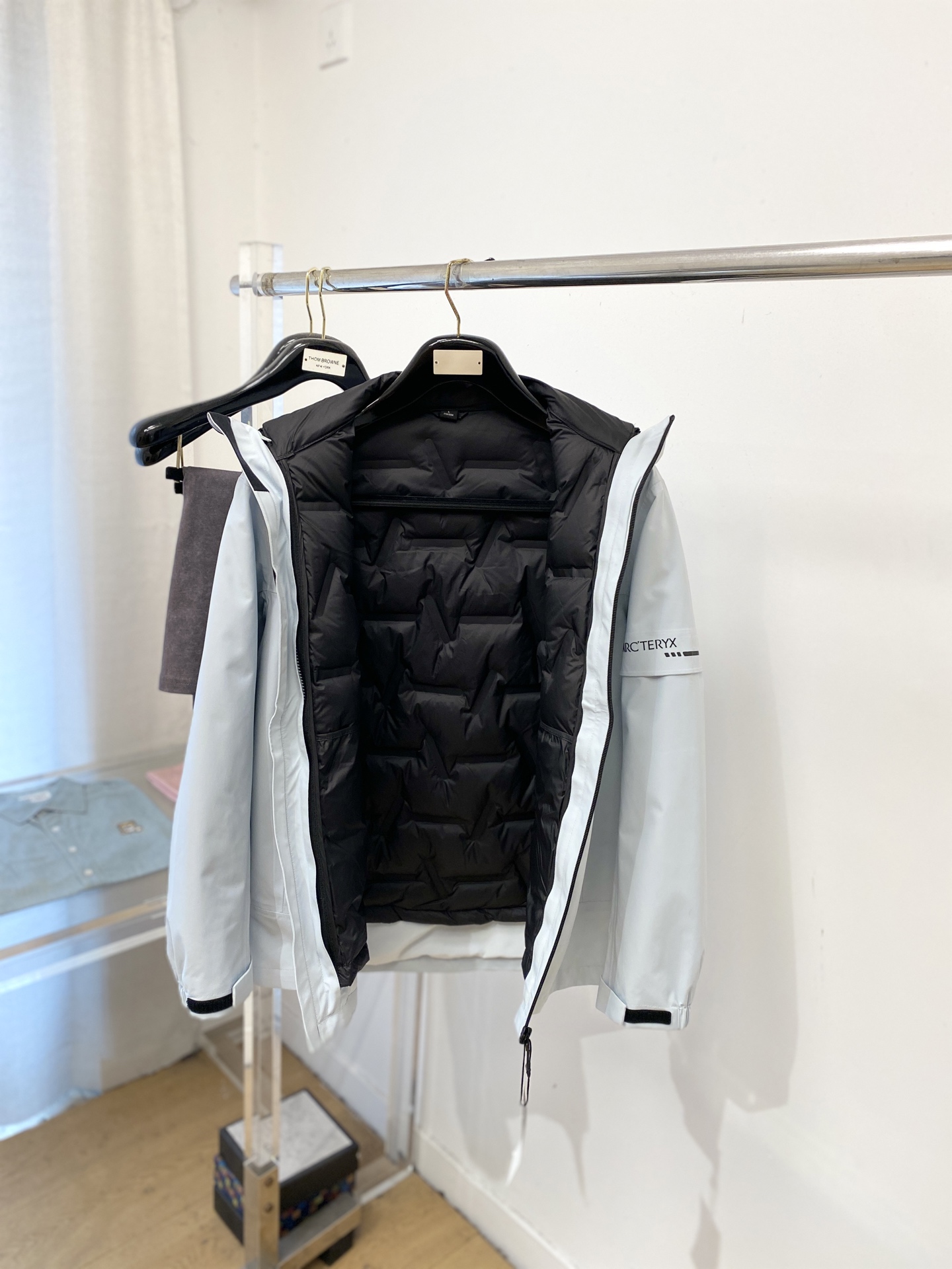 始祖鸟、2026最新款男士三合一羽绒服、羽绒内胆可自由拆卸。一件三穿！面料柔软舒适 ．上身版型超赞 ．拉链．辅料都是客供