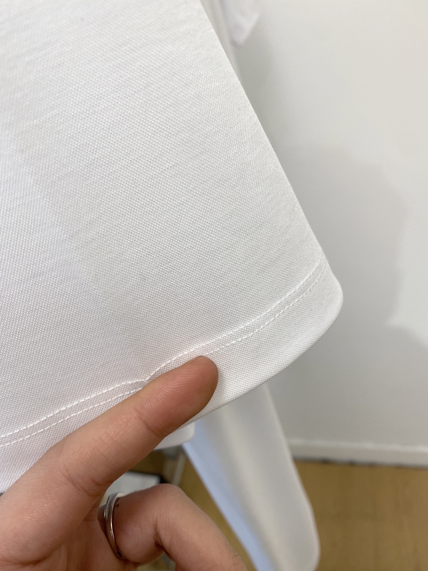 Loro piana、2026新品短袖T恤，帅气时尚，胸前顶级印胶装饰字母logo，简约百搭款。面料棉 