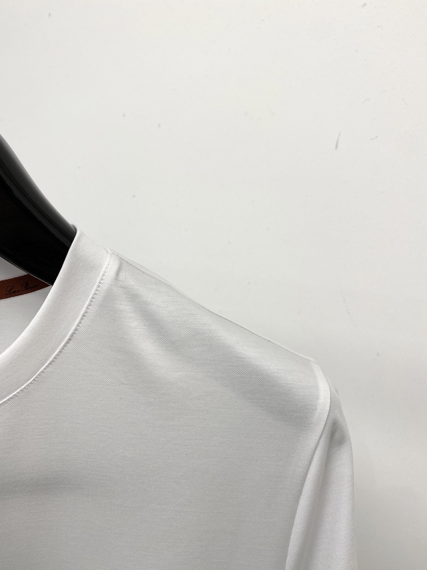 Loro piana、2026新品短袖T恤，帅气时尚，胸前顶级印胶装饰字母logo，简约百搭款。面料棉 