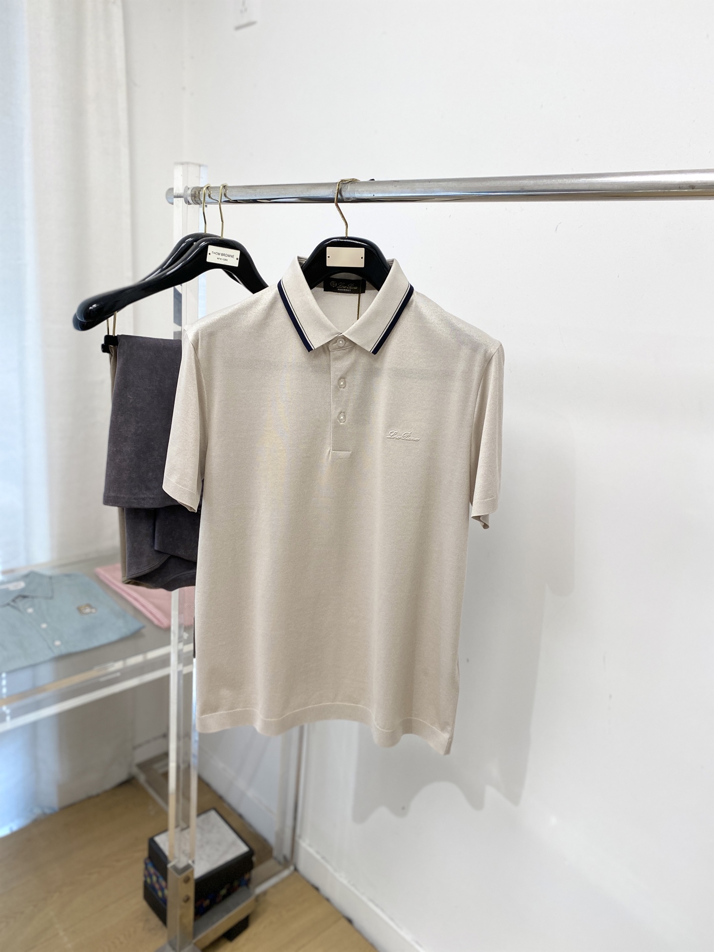 Loro piana、2026新品短袖T恤，帅气时尚，胸前设计凹凸字母logo，简约百搭款。面料棉 不仅