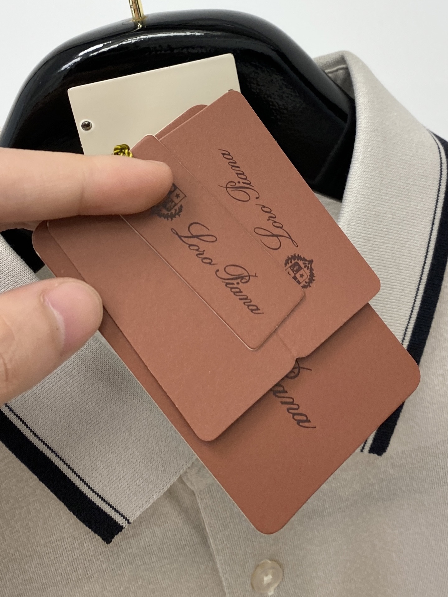 Loro piana、2026新品短袖T恤，帅气时尚，胸前设计凹凸字母logo，简约百搭款。面料棉 不仅