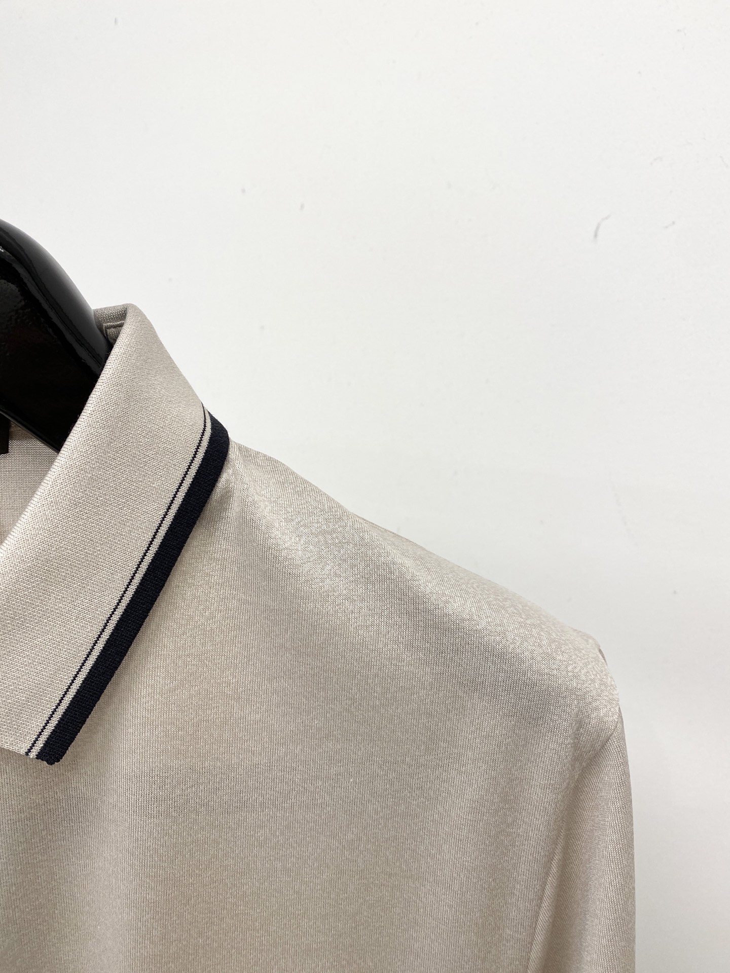 Loro piana、2026新品短袖T恤，帅气时尚，胸前设计凹凸字母logo，简约百搭款。面料棉 不仅