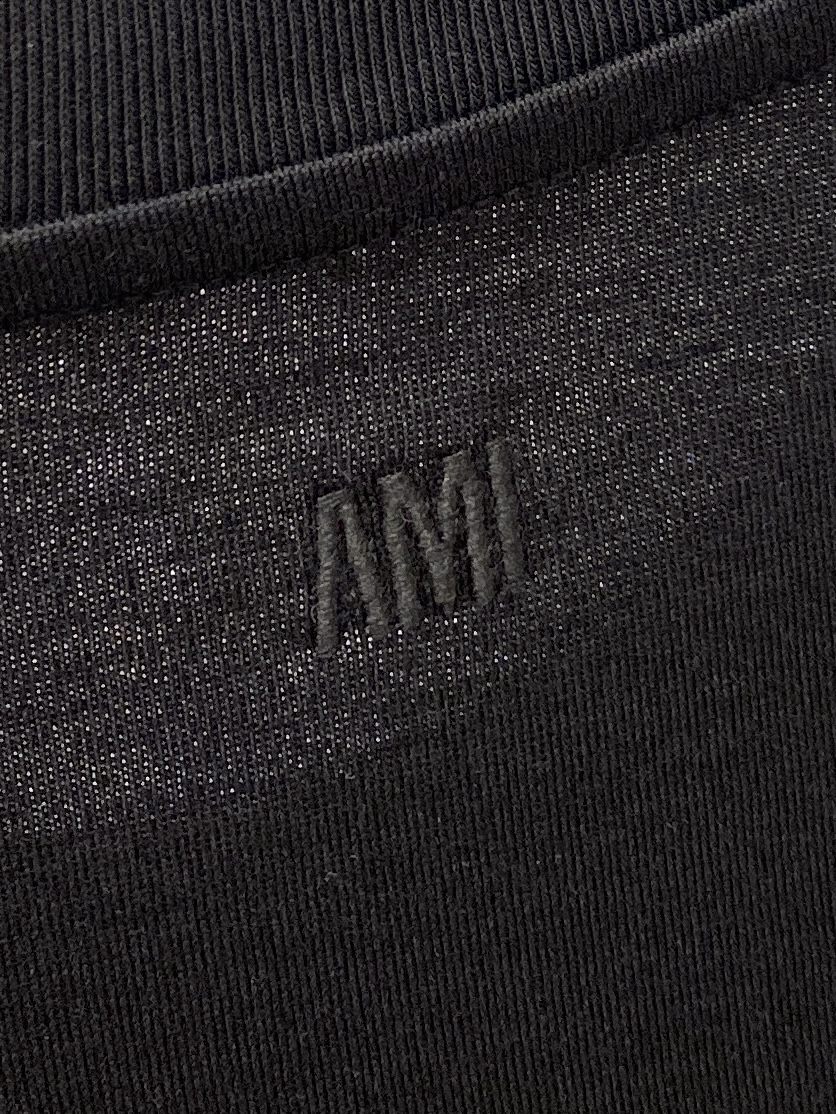 ami、2026新品短袖T恤，帅气时尚，胸前精致刺绣图案logo，简约百搭款。面料棉 不仅挺括，保持潮流