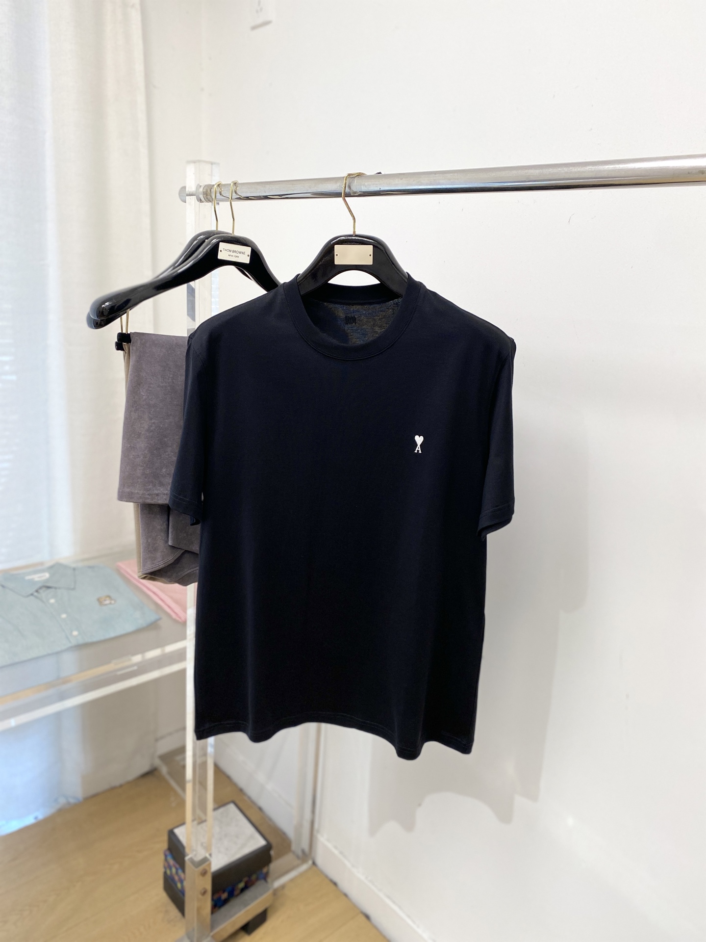 NO:756791,ami, 2026 new short-sleeved T-shirt, handsome and fashionable, with exquisite embroidered logo on the chest, simple and versatile. The fabric cotton is not only crisp and maintains the trendy silhouette, but also comfortable to wear, and the yarn is more delicate. The size is S-2XL,, T-shirt, tees, t-shirt,19860909ami、2026新品短袖T恤,帅气时尚,胸前精致刺绣图案logo,简约百搭款.面料棉 不仅挺括,保持潮流的廓形,又穿着舒适,纱织更细腻,码数S-2XL,,T-shirt,tees，t-shirt,,Men's clothing