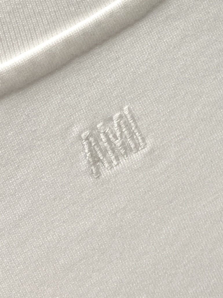 ami、2026新品短袖T恤，帅气时尚，胸前精致刺绣图案logo，简约百搭款。面料棉 不仅挺括，保持潮流