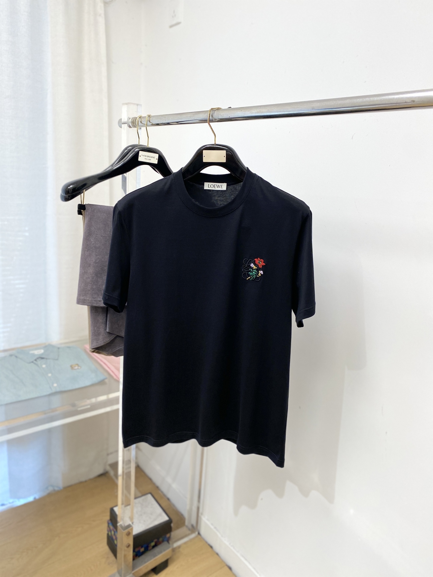 NO:756789,Loewe, 2026 new short-sleeved T-shirt, handsome and fashionable, with exquisite embroidered logo on the chest, simple and versatile. The fabric cotton is not only crisp and maintains the trendy silhouette, but also comfortable to wear, and the yarn is more delicate. Size S-2XL,, loewe, T-shirt, tees, t-shirt,19860909罗意威、2026新品短袖T恤,帅气时尚,胸前精致刺绣图案logo,简约百搭款.面料棉 不仅挺括,保持潮流的廓形,又穿着舒适,纱织更细腻,码数S-2XL,,loewe,T-shirt,tees，t-shirt,,Men's clothing