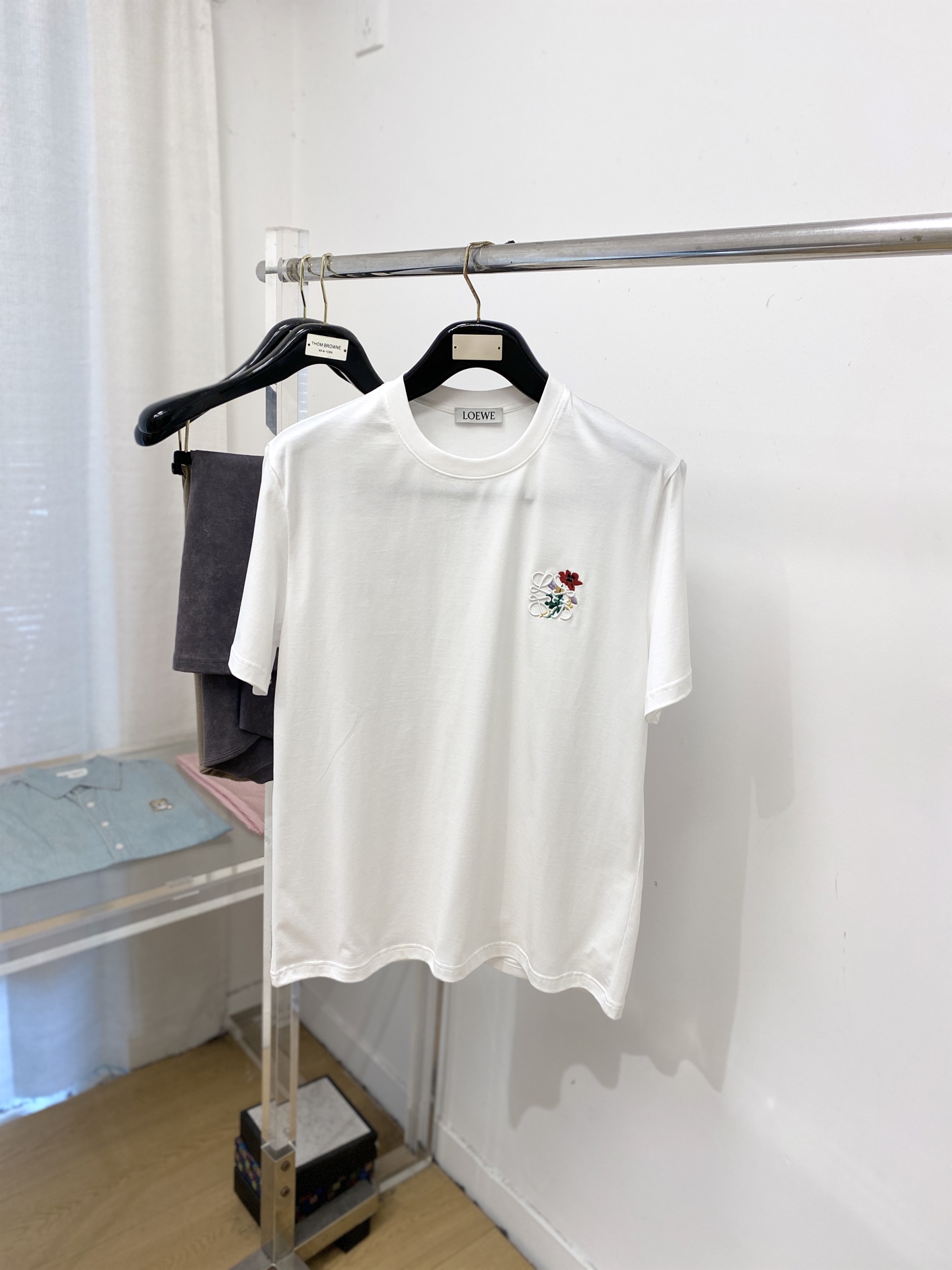 NO:759119,Loewe, 2026 new short-sleeved T-shirt, handsome and fashionable, with exquisite embroidered logo on the chest, simple and versatile. The fabric cotton is not only crisp and maintains the trendy silhouette, but also comfortable to wear, and the yarn is more delicate. Size S-2XL,, loewe, T-shirt, tees, t-shirt,19860909罗意威、2026新品短袖T恤,帅气时尚,胸前精致刺绣图案logo,简约百搭款.面料棉 不仅挺括,保持潮流的廓形,又穿着舒适,纱织更细腻,码数S-2XL,,loewe,T-shirt,tees，t-shirt,,Men's clothing