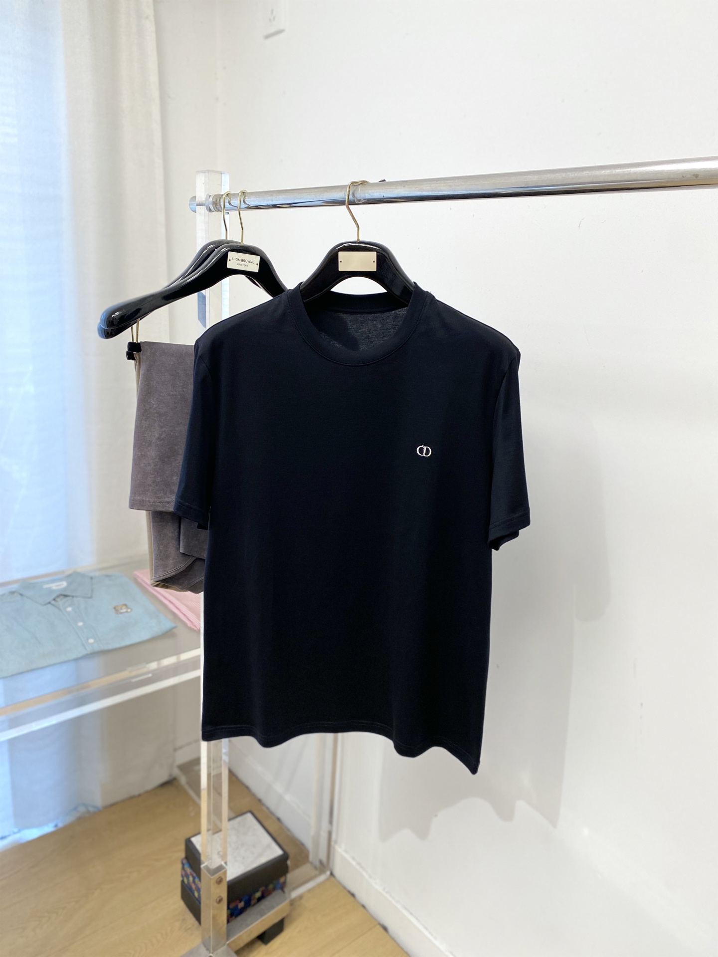 NO:759109,Dior, 2026 new short-sleeved T-shirt, handsome and fashionable, with exquisite embroidered letter logo on the chest, simple and versatile. The fabric cotton is not only crisp and maintains the trendy silhouette, but also comfortable to wear, and the yarn is more delicate. Size S-2XL, dior, T-shirt, tees, t-shirt,19860909迪奥、2026新品短袖T恤,帅气时尚,胸前精致刺绣字母logo,简约百搭款.面料棉 不仅挺括,保持潮流的廓形,又穿着舒适,纱织更细腻,码数S-2XL,,dior,T-shirt,tees，t-shirt,,Men's clothing