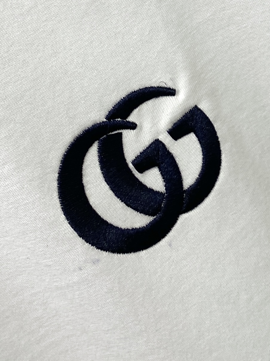 古奇、2026新品短袖T恤，帅气时尚，胸前精致刺绣字母logo，简约百搭款。面料棉 不仅挺括，保持潮流的
