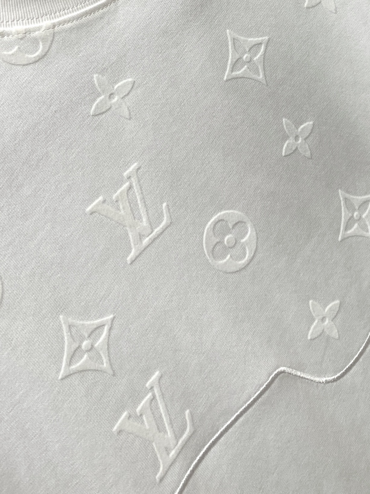 路易威登、2026新品短袖T恤，帅气时尚，胸前精致刺绣字母logo，简约百搭款。面料棉 不仅挺括，保持潮