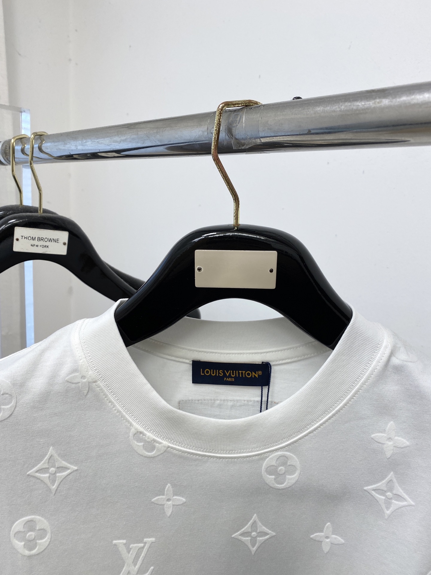 路易威登、2026新品短袖T恤，帅气时尚，胸前精致刺绣字母logo，简约百搭款。面料棉 不仅挺括，保持潮