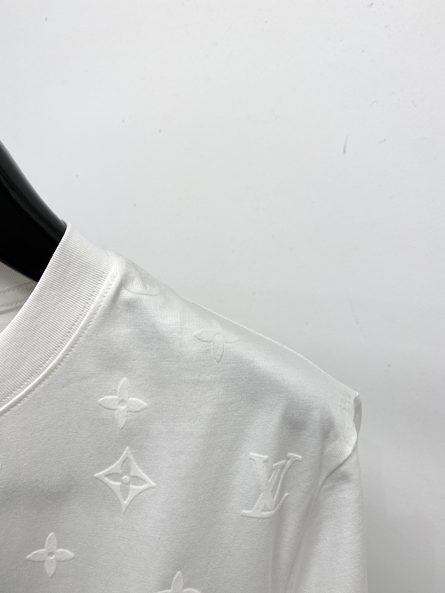 路易威登、2026新品短袖T恤，帅气时尚，胸前精致刺绣字母logo，简约百搭款。面料棉 不仅挺括，保持潮