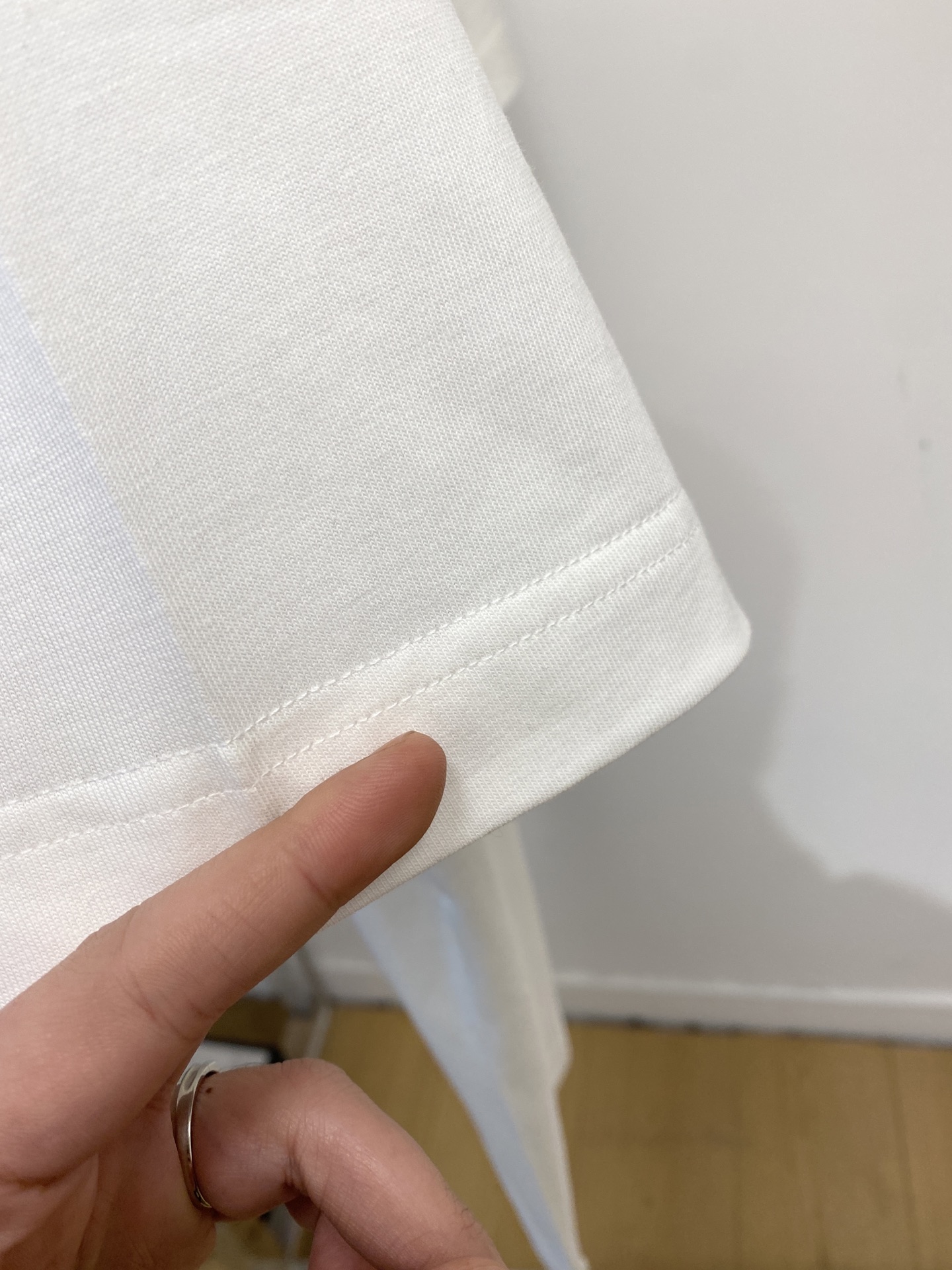 路易威登、2026新品短袖T恤，帅气时尚，胸前精致刺绣字母logo，简约百搭款。面料棉 不仅挺括，保持潮