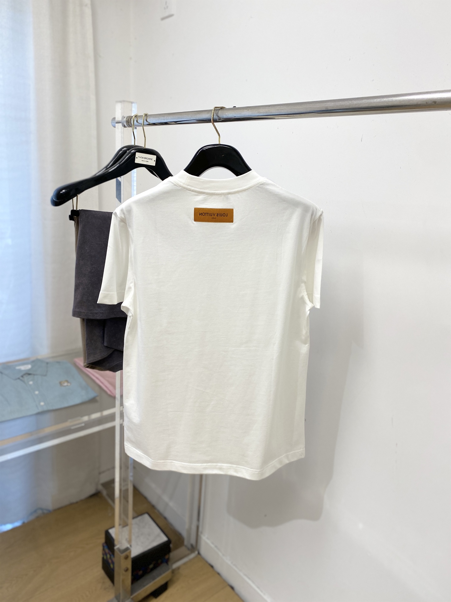 路易威登、2026新品短袖T恤，帅气时尚，胸前精致刺绣字母logo，简约百搭款。面料棉 不仅挺括，保持潮