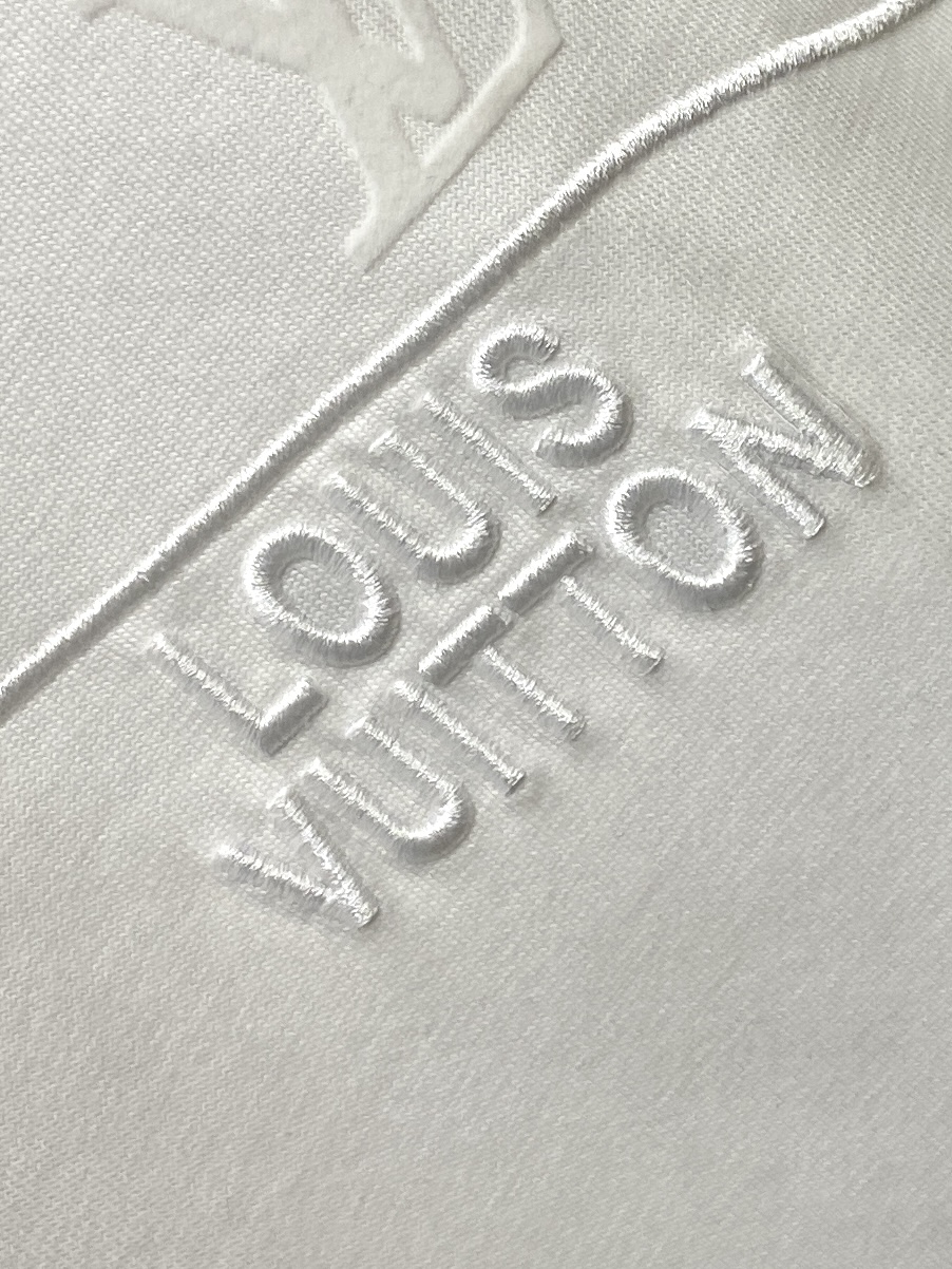 路易威登、2026新品短袖T恤，帅气时尚，胸前精致刺绣字母logo，简约百搭款。面料棉 不仅挺括，保持潮