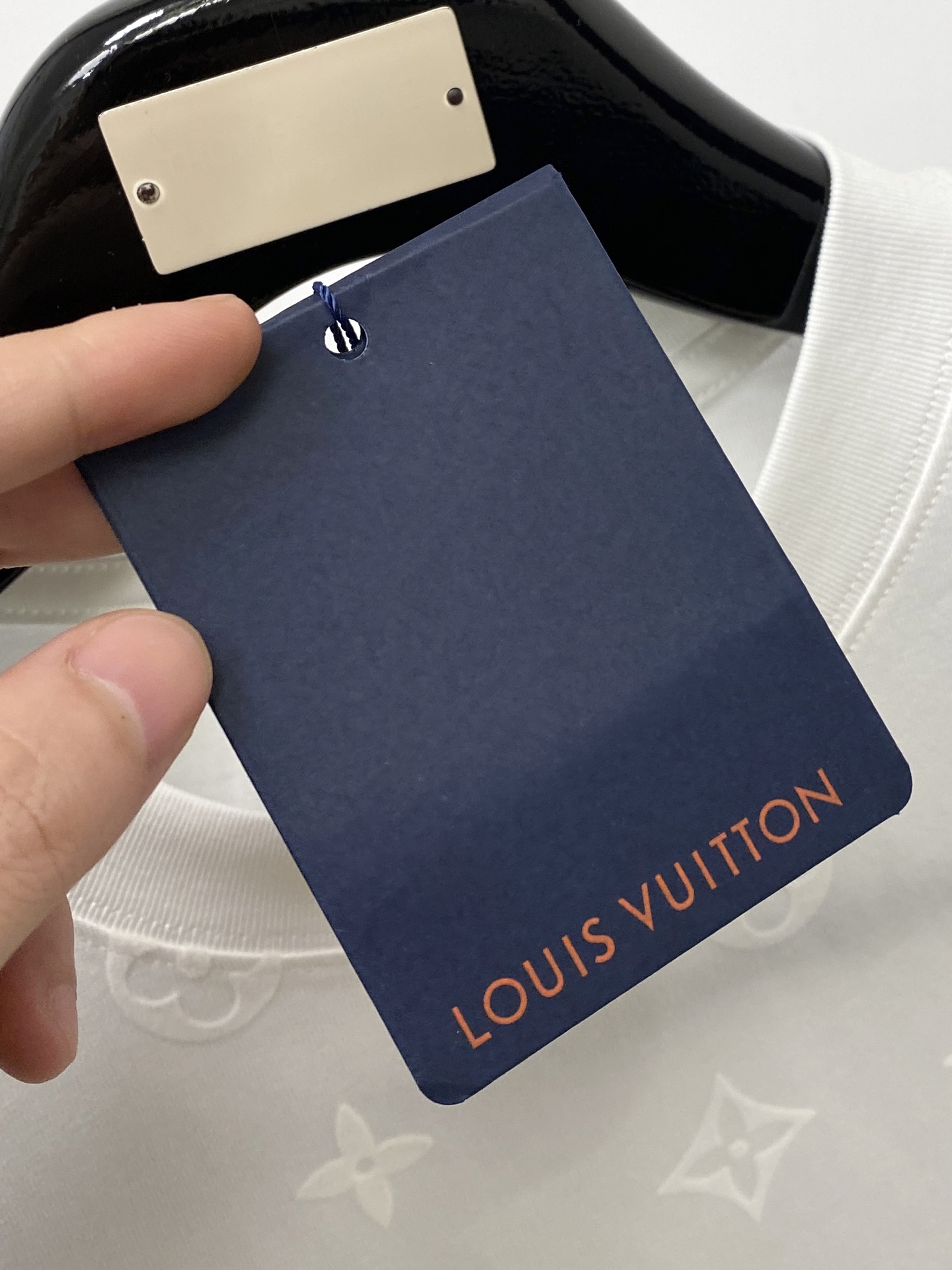 路易威登、2026新品短袖T恤，帅气时尚，胸前精致刺绣字母logo，简约百搭款。面料棉 不仅挺括，保持潮