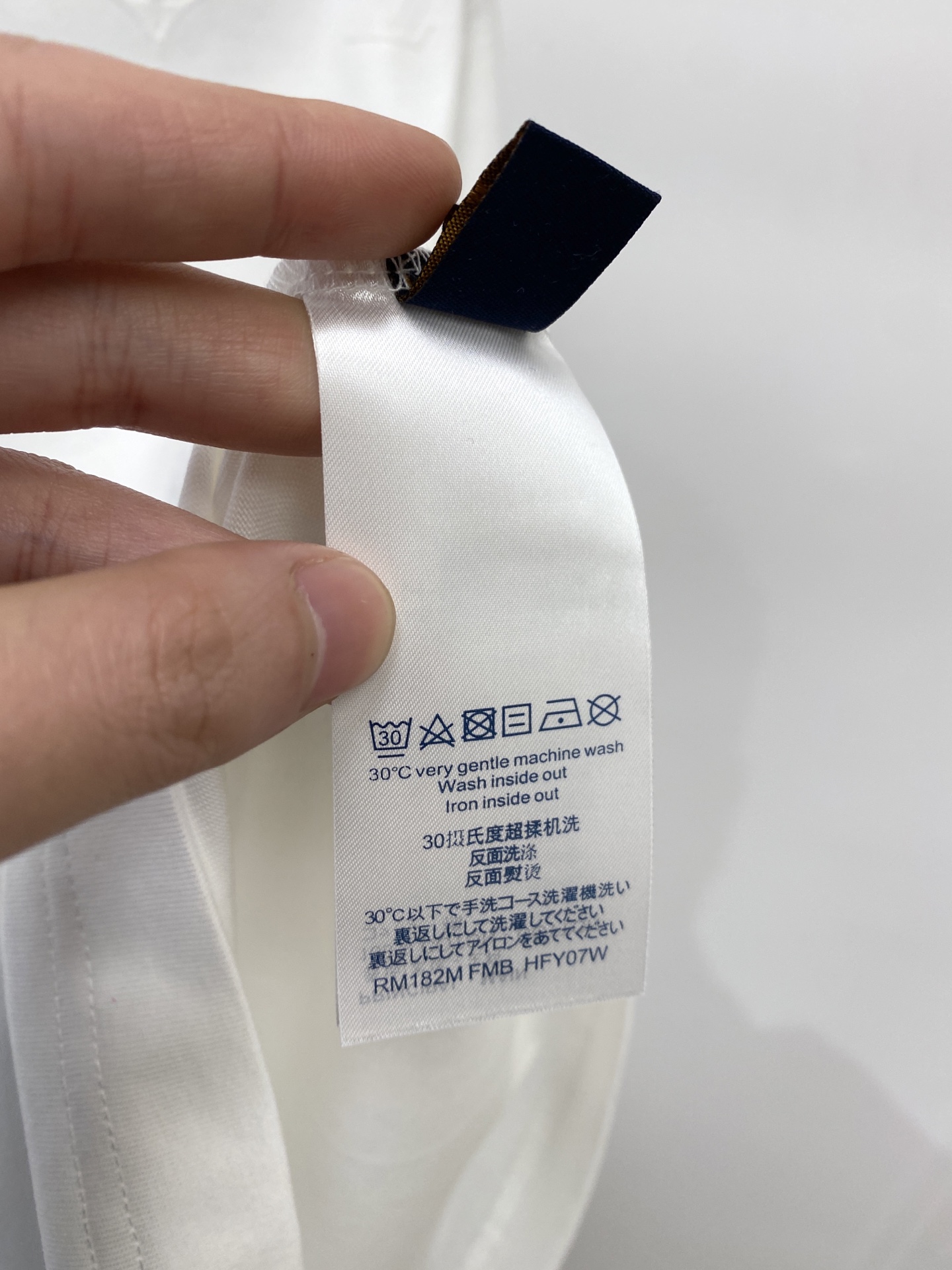 路易威登、2026新品短袖T恤，帅气时尚，胸前精致刺绣字母logo，简约百搭款。面料棉 不仅挺括，保持潮