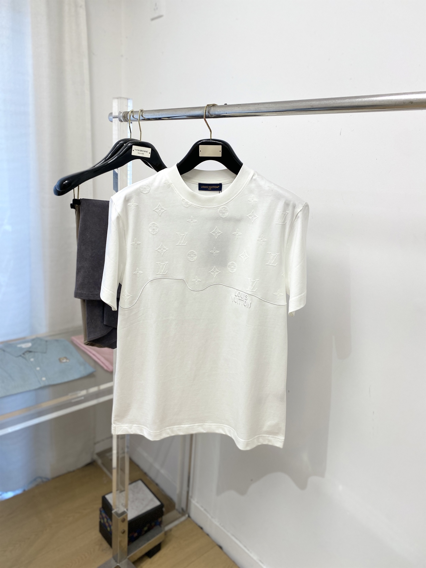 路易威登、2026新品短袖T恤，帅气时尚，胸前精致刺绣字母logo，简约百搭款。面料棉 不仅挺括，保持潮