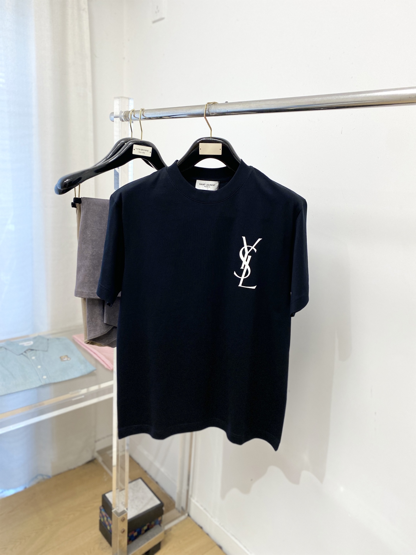 YSL 圣罗兰、2026新品短袖T恤，帅气时尚，胸前顶级印花字母logo，简约百搭款。面料棉 不仅挺括，