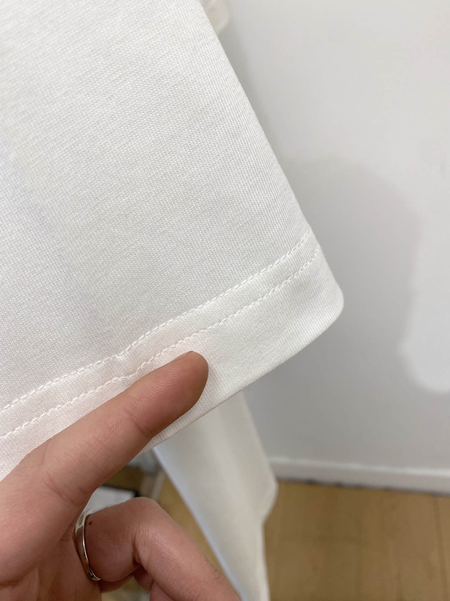 YSL 圣罗兰、2026新品短袖T恤，帅气时尚，胸前顶级印花字母logo，简约百搭款。面料棉 不仅挺括，