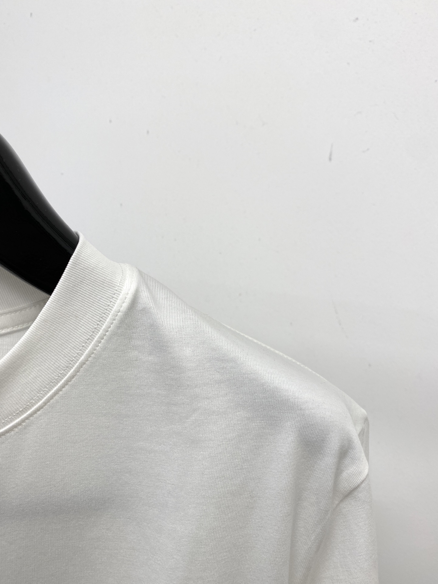 YSL 圣罗兰、2026新品短袖T恤，帅气时尚，胸前顶级印花字母logo，简约百搭款。面料棉 不仅挺括，