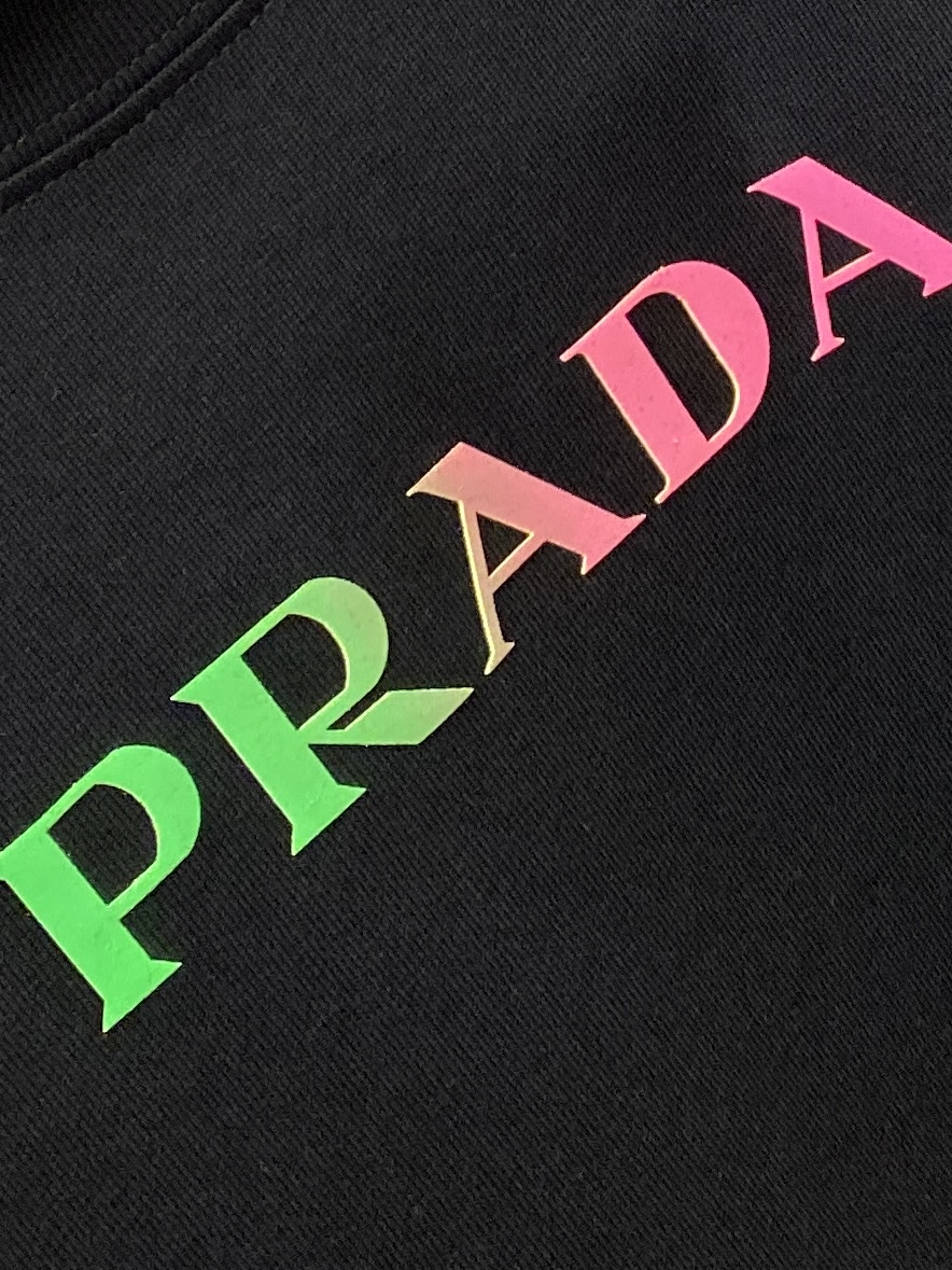 普拉达、2026新品短袖T恤，帅气时尚，胸前顶级印花字母logo，简约百搭款。面料棉 不仅挺括，保持潮流